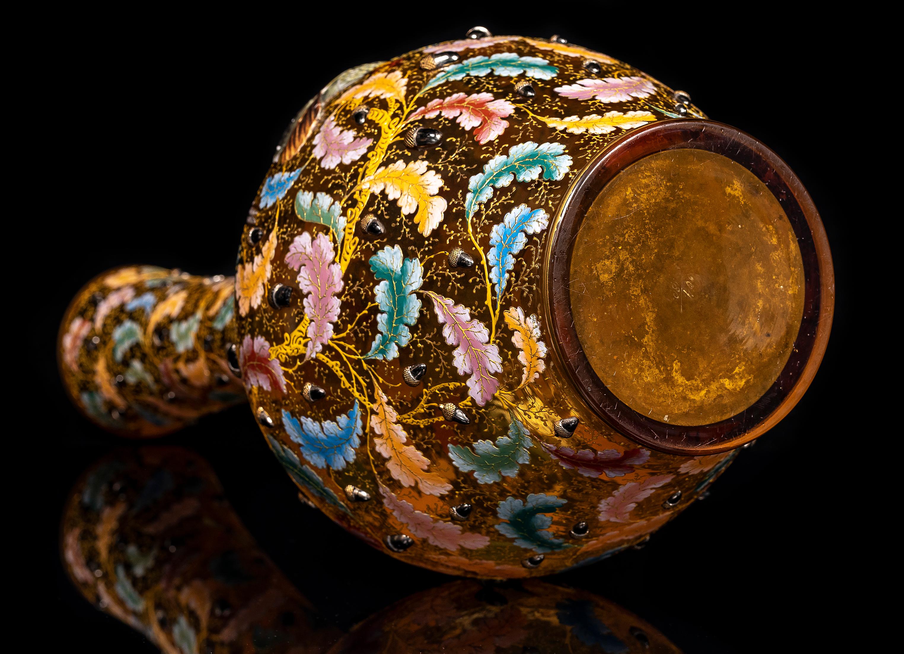 Un monumentale vaso a pappagallo in cristallo giallo dorato e smaltato di Moser del XIX secolo in vendita 9
