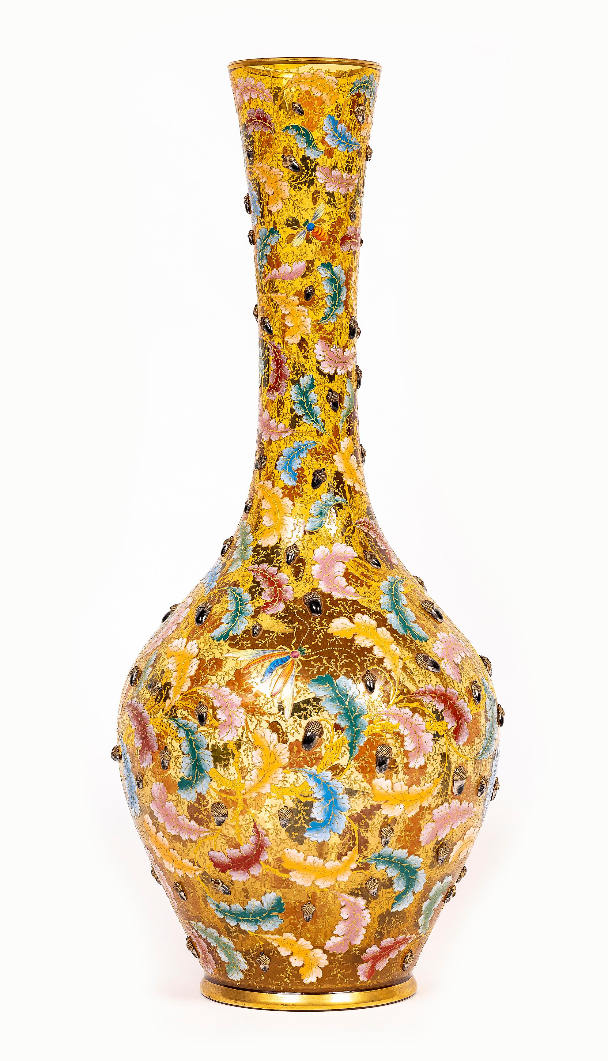 Monumentale vaso a pappagallo in cristallo giallo dorato e smaltato di Moser del XIX secolo. Di forma a bottiglia, in cristallo traslucido giallo-ambra, decorato con rami di Oak e insetti strascicati applicati con ghiande in platino e Pappagallo in