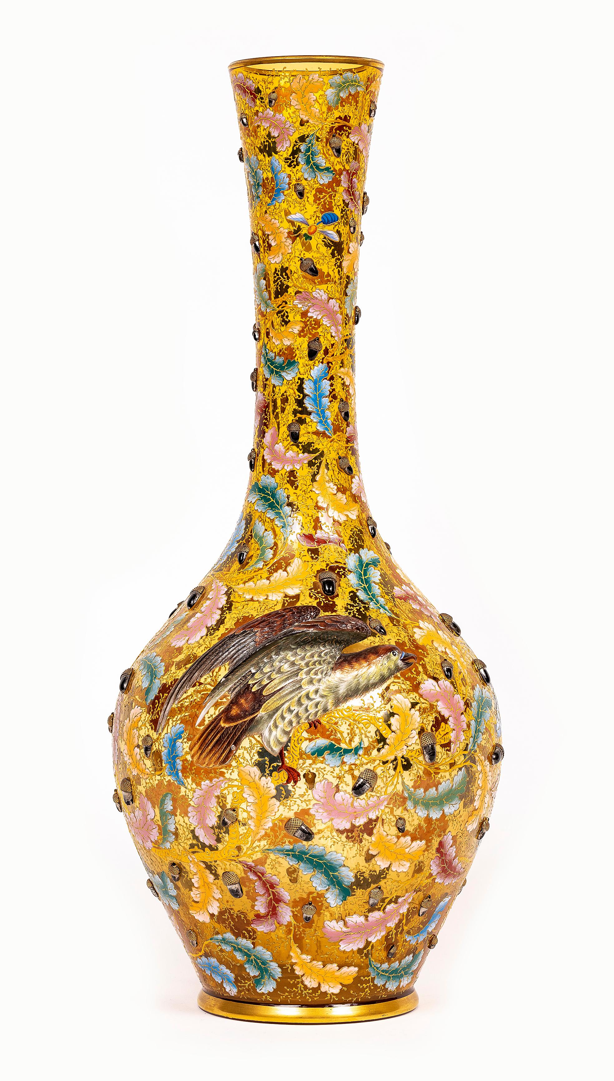Altro Un monumentale vaso a pappagallo in cristallo giallo dorato e smaltato di Moser del XIX secolo in vendita