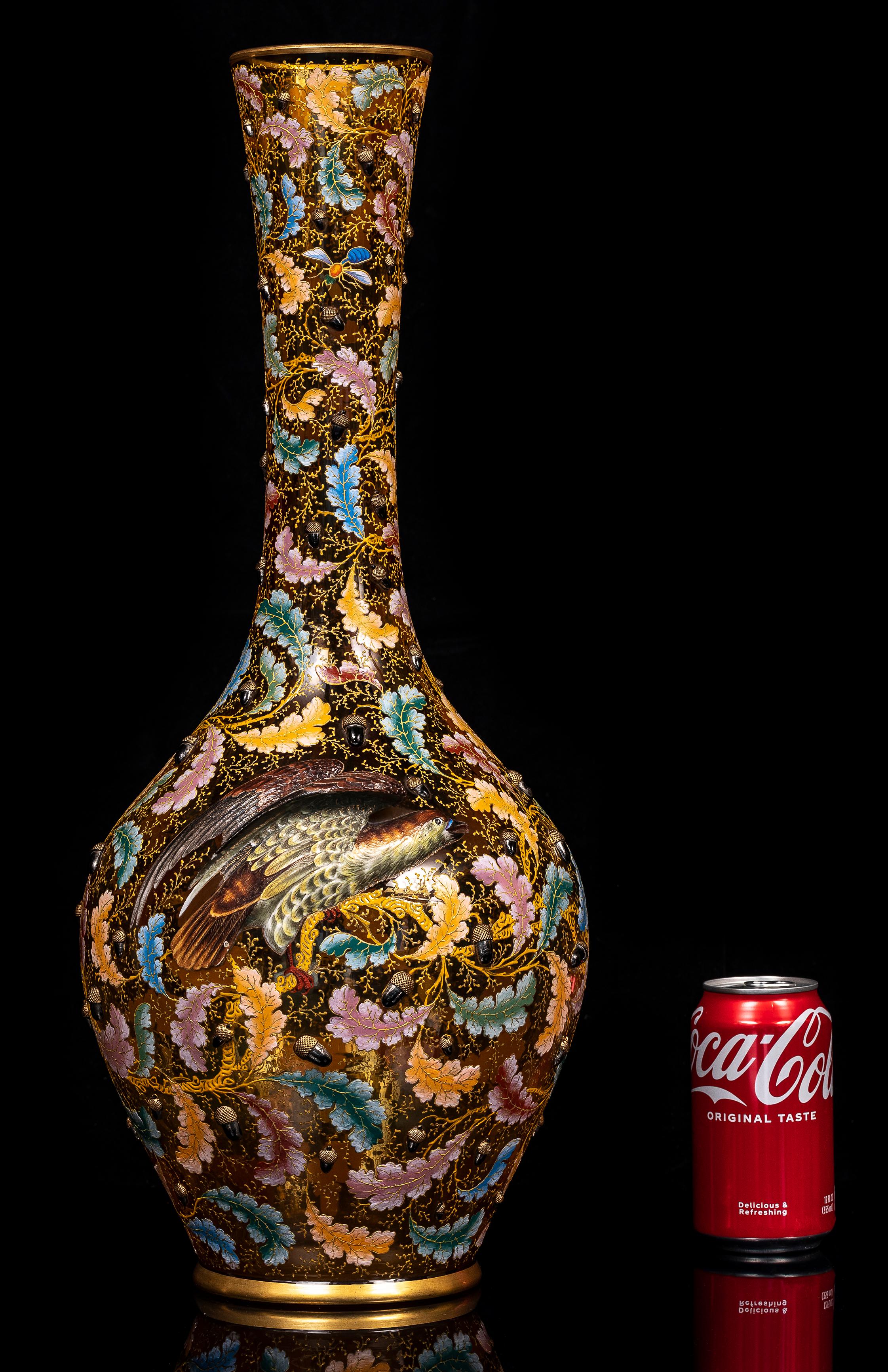 Ceco Un monumentale vaso a pappagallo in cristallo giallo dorato e smaltato di Moser del XIX secolo in vendita