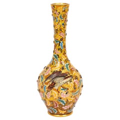 Monumental jarrón Moser del siglo XIX de cristal amarillo dorado y esmaltado con forma de loro