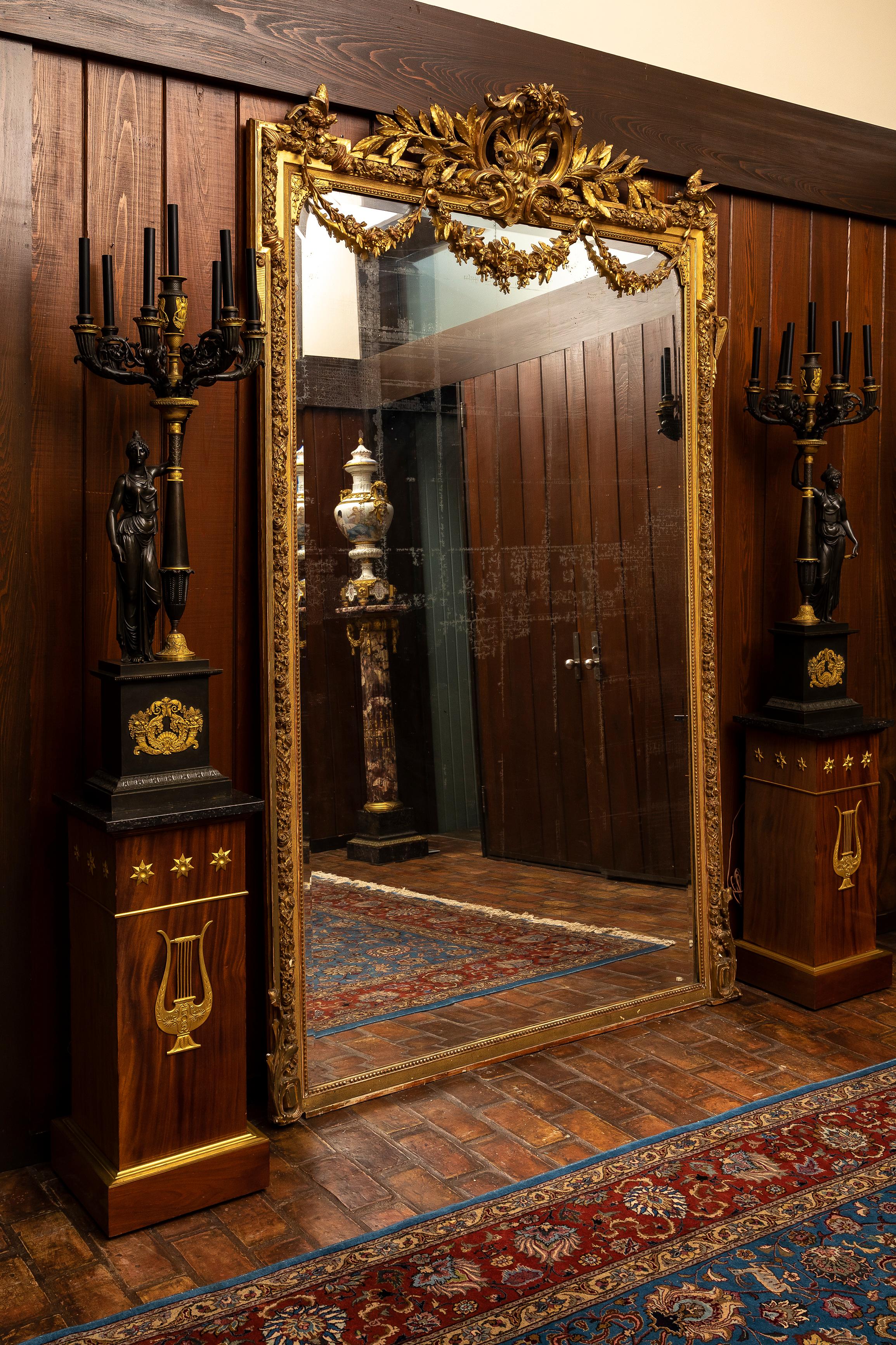 Eine monumentale 19. Jahrhundert Antike Französisch Giltwood Floral Love Birds Mirror.  Der Spiegel hat eine große rechteckige Form und ist sehr groß.  Der gesamte Rahmen und die Platte bestehen aus handgeschnitztem Holz, das mit Gips überzogen und