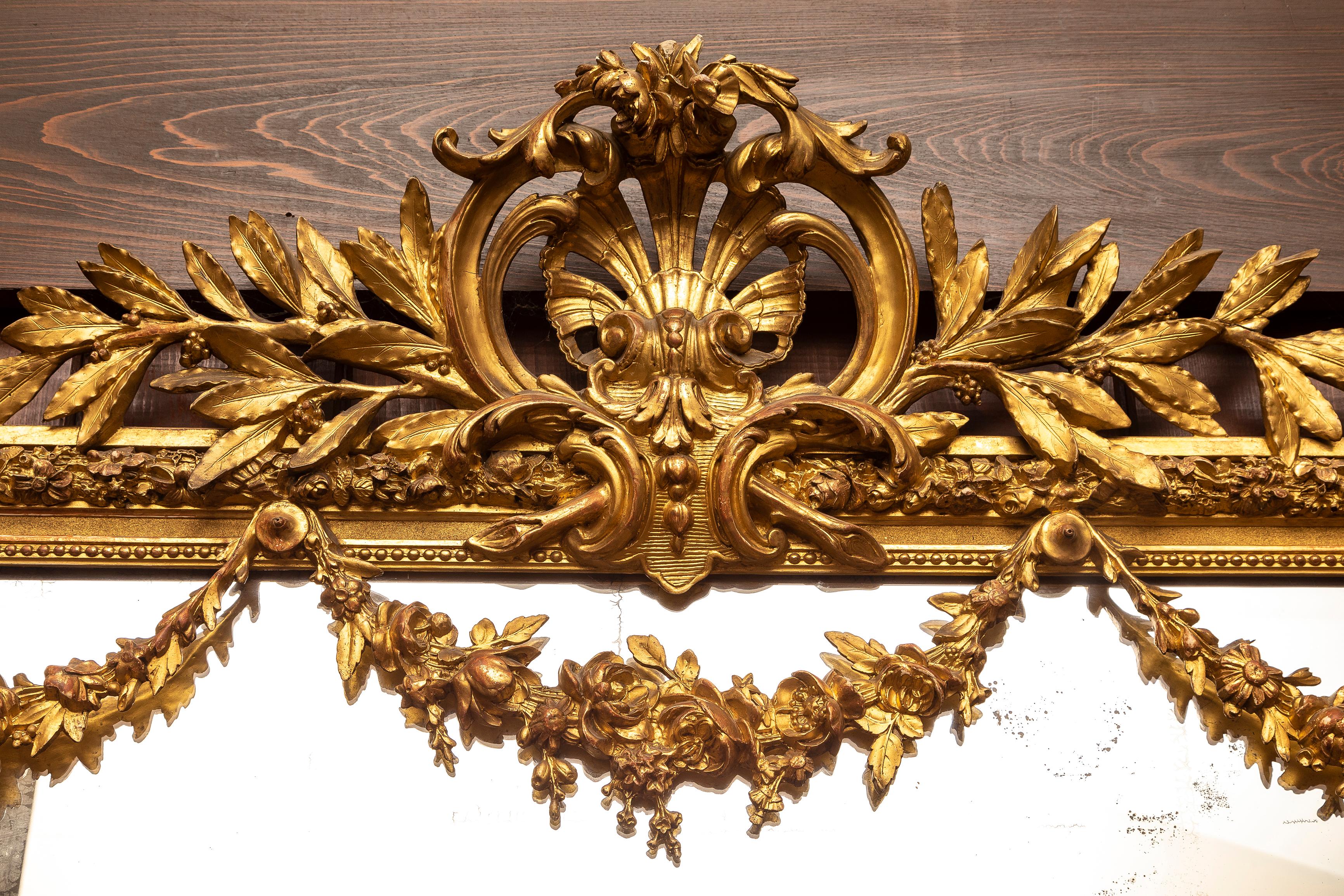 Eine monumentale 19. Jahrhundert Französisch Giltwood Floral Love Birds Mirror (Handgeschnitzt) im Angebot