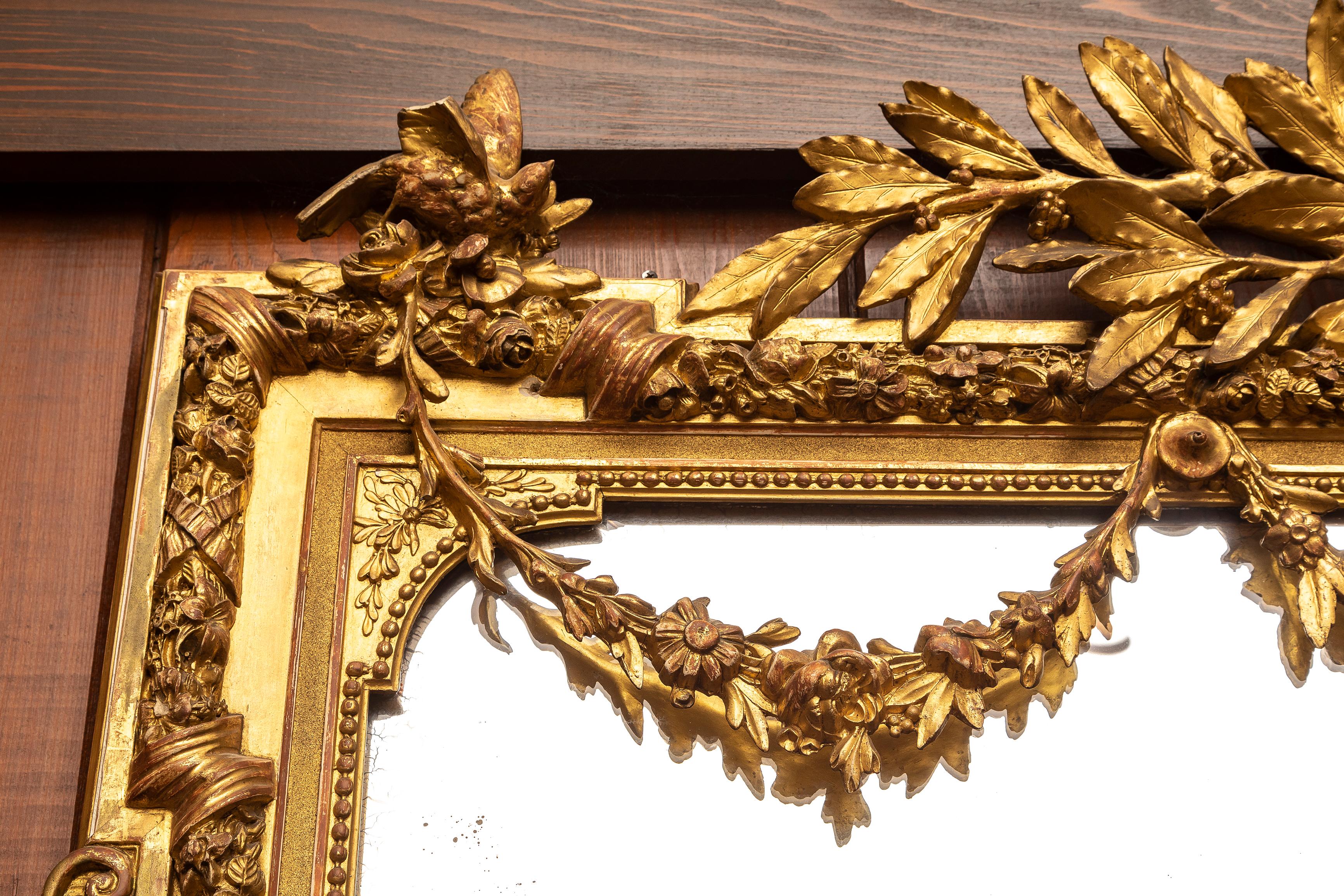Eine monumentale 19. Jahrhundert Französisch Giltwood Floral Love Birds Mirror (Spätes 19. Jahrhundert) im Angebot