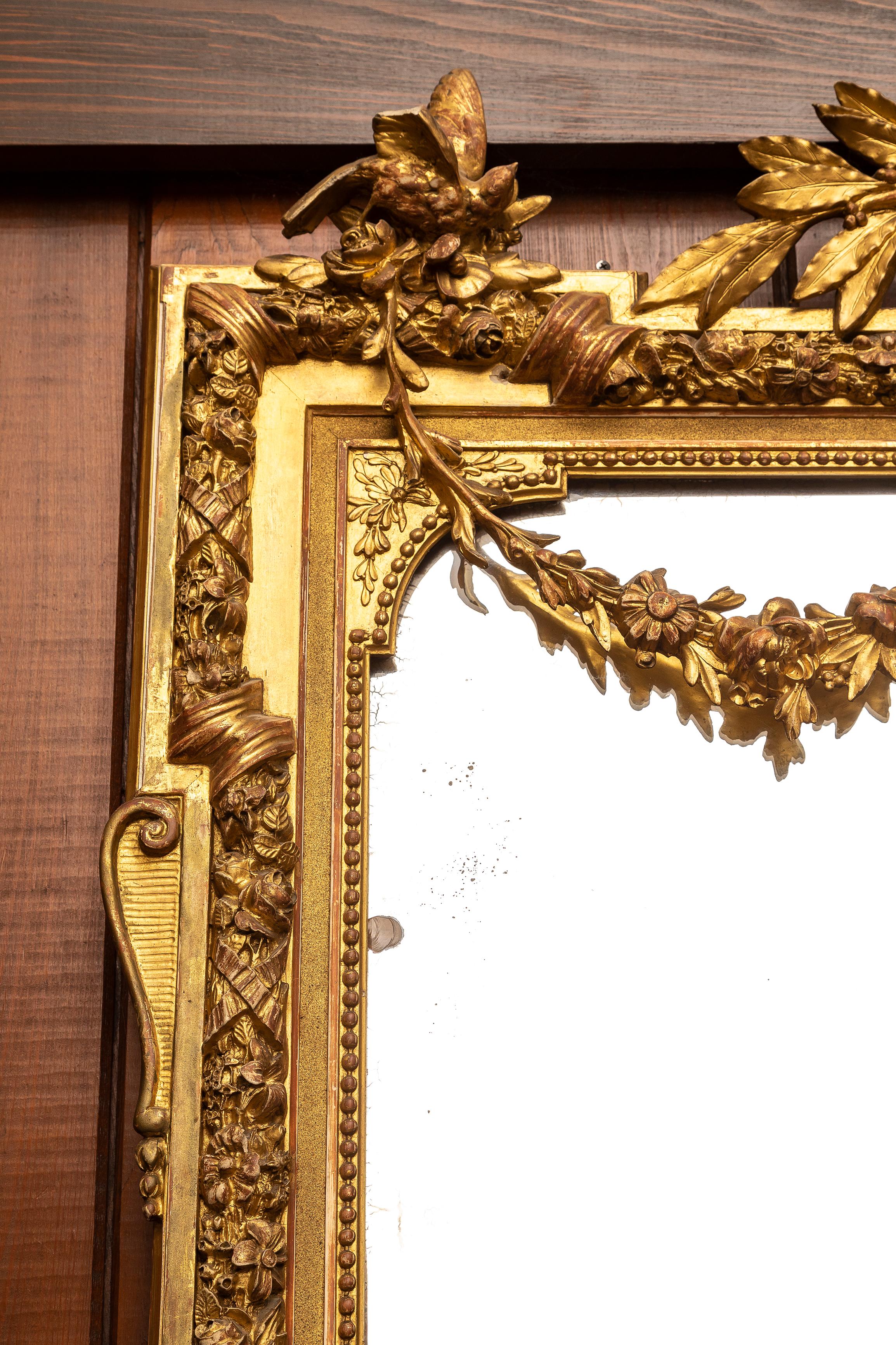 Eine monumentale 19. Jahrhundert Französisch Giltwood Floral Love Birds Mirror (Spiegel) im Angebot