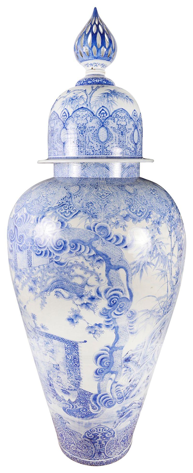 Monumentale japanische blau-weiße Palace-Vase mit Deckel aus dem 19. Jahrhundert (Handbemalt) im Angebot