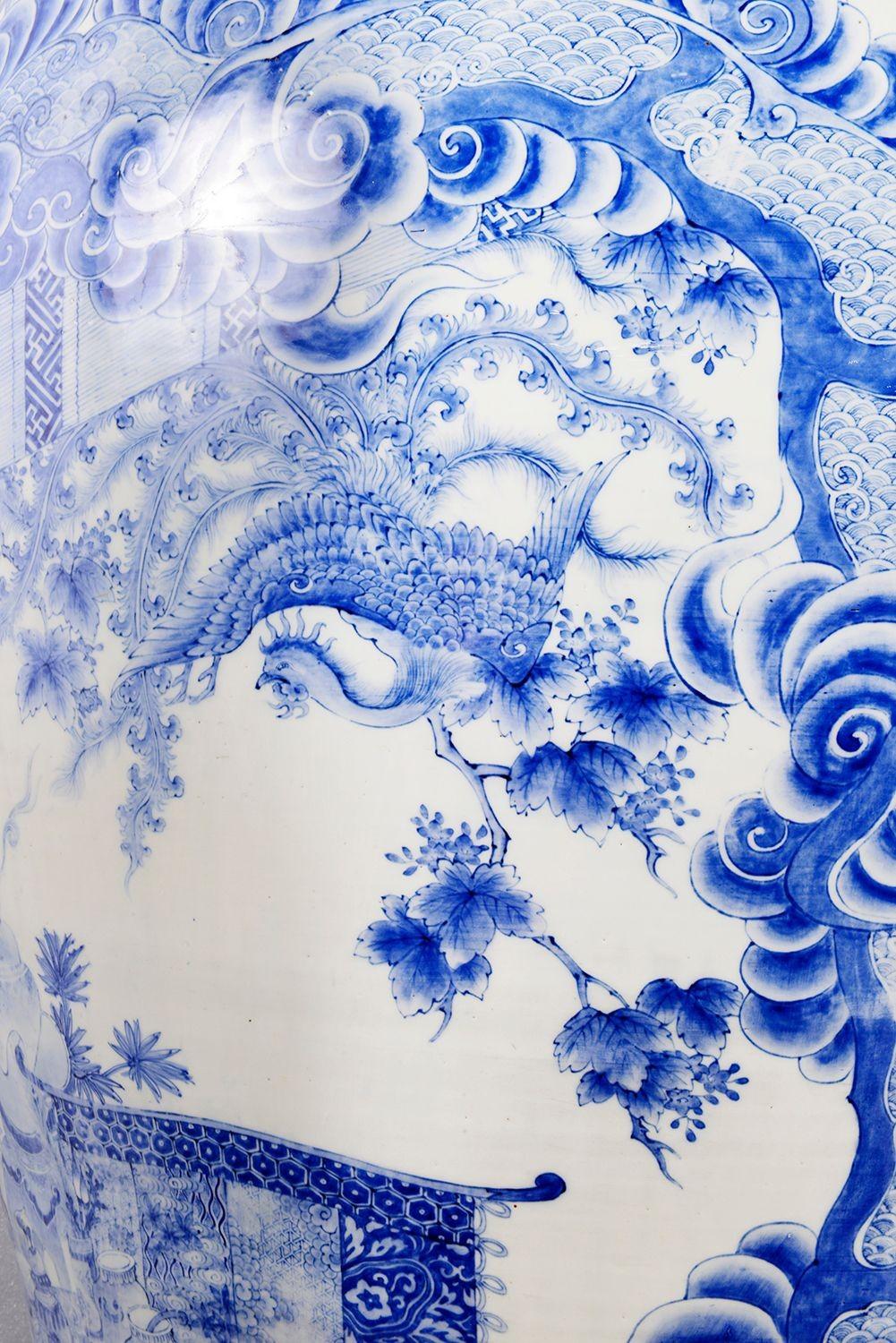 Monumentale japanische blau-weiße Palace-Vase mit Deckel aus dem 19. Jahrhundert im Zustand „Gut“ im Angebot in Brighton, Sussex