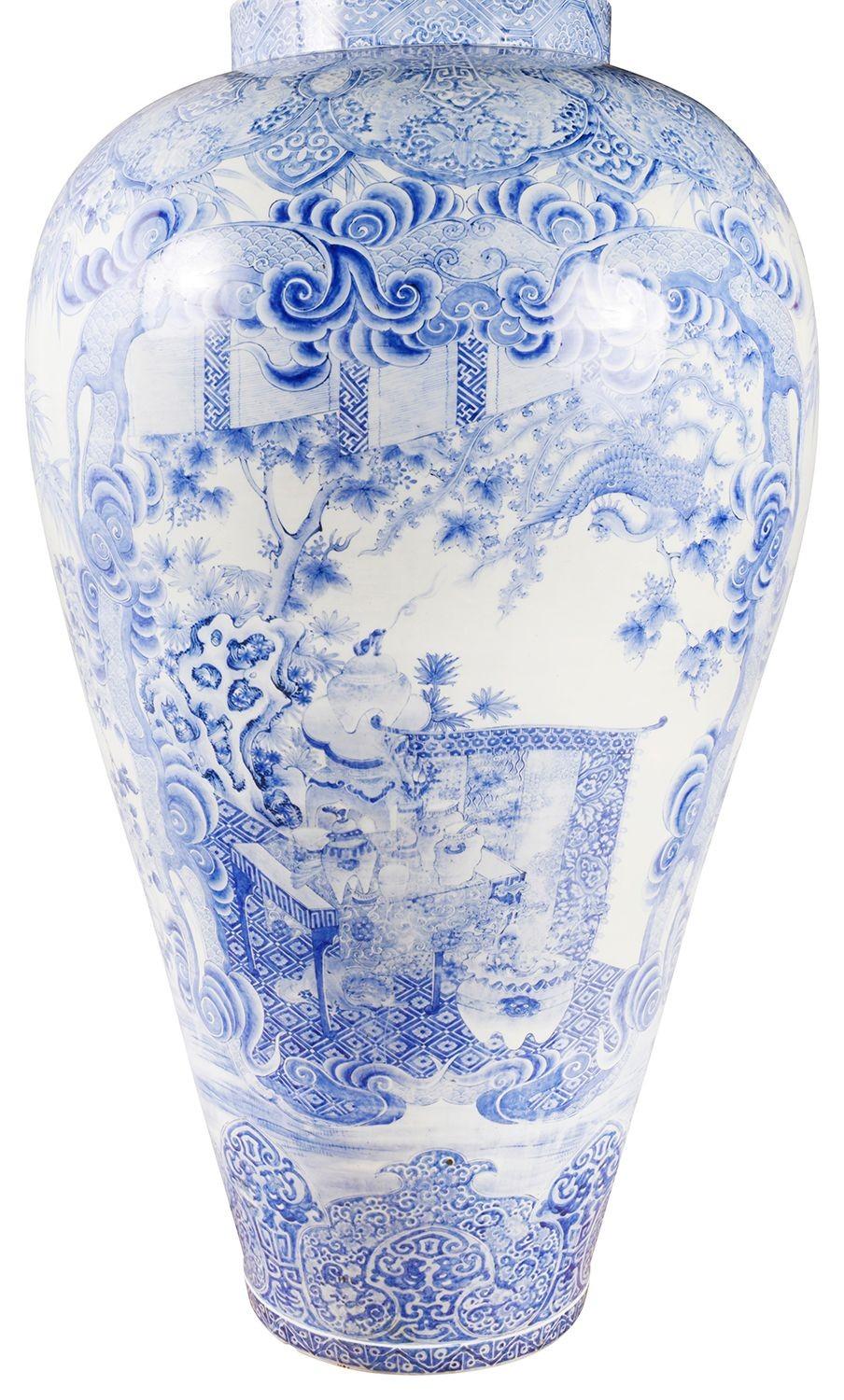 Monumentale japanische blau-weiße Palace-Vase mit Deckel aus dem 19. Jahrhundert (Porzellan) im Angebot