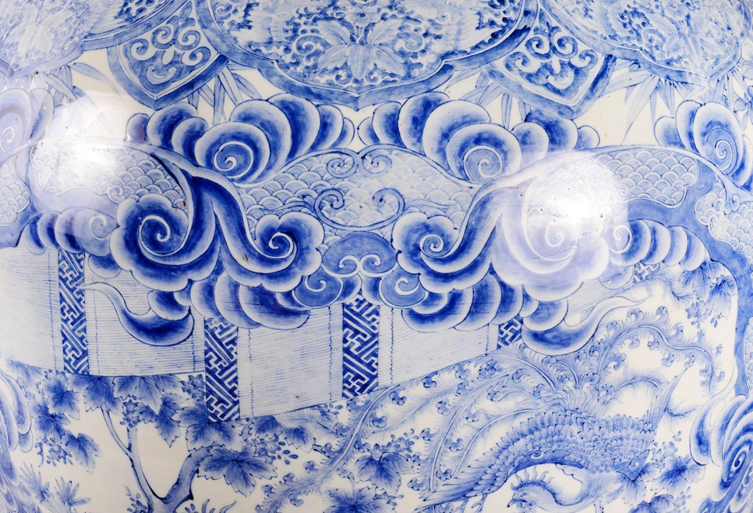 Monumentale japanische blau-weiße Palace-Vase mit Deckel aus dem 19. Jahrhundert im Angebot 1