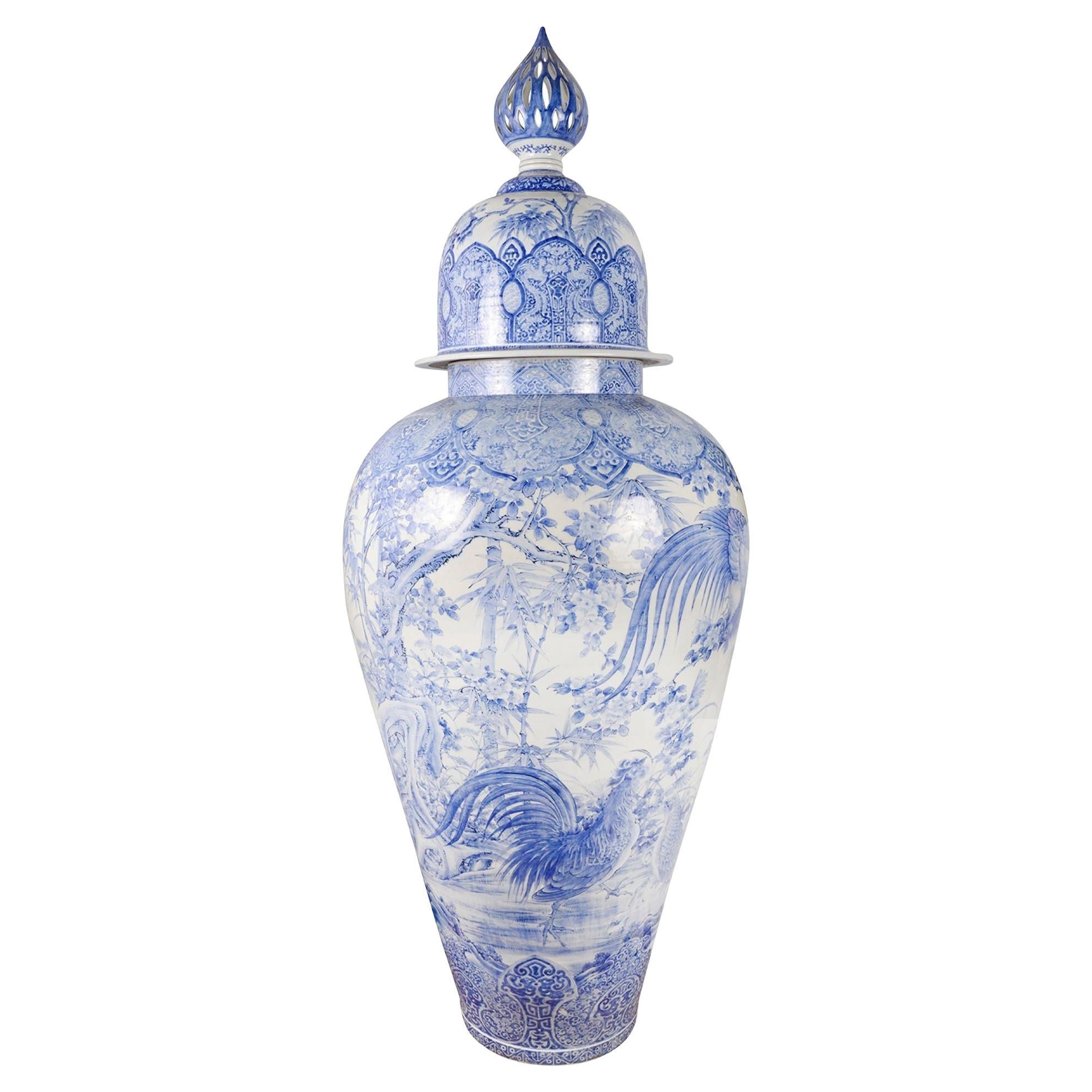 Monumental vase de palais japonais du 19ème siècle à couvercle bleu et blanc