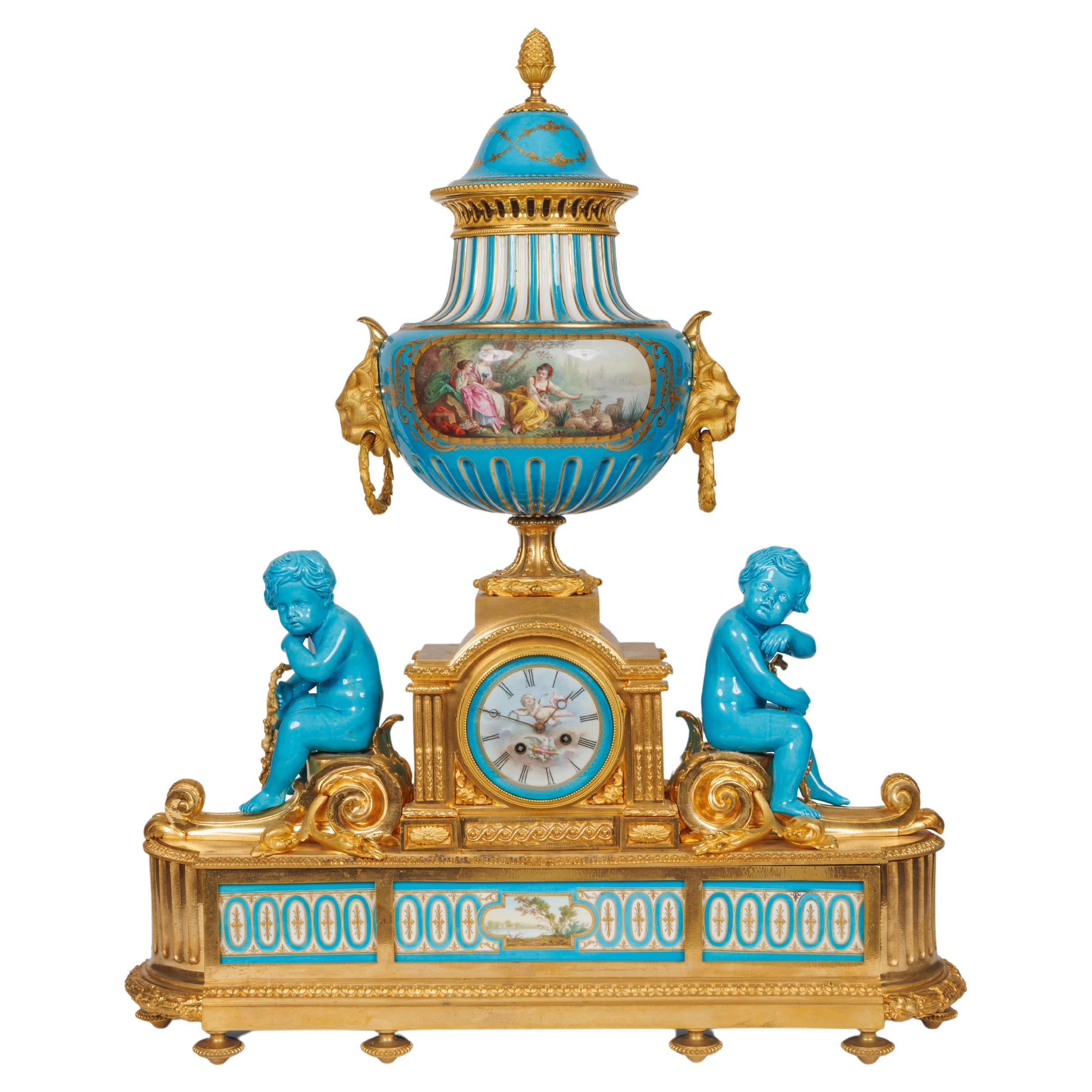 Monumentale und außergewöhnliche französische Uhr aus Goldbronze- und türkisfarbenem Sevres-Porzellan