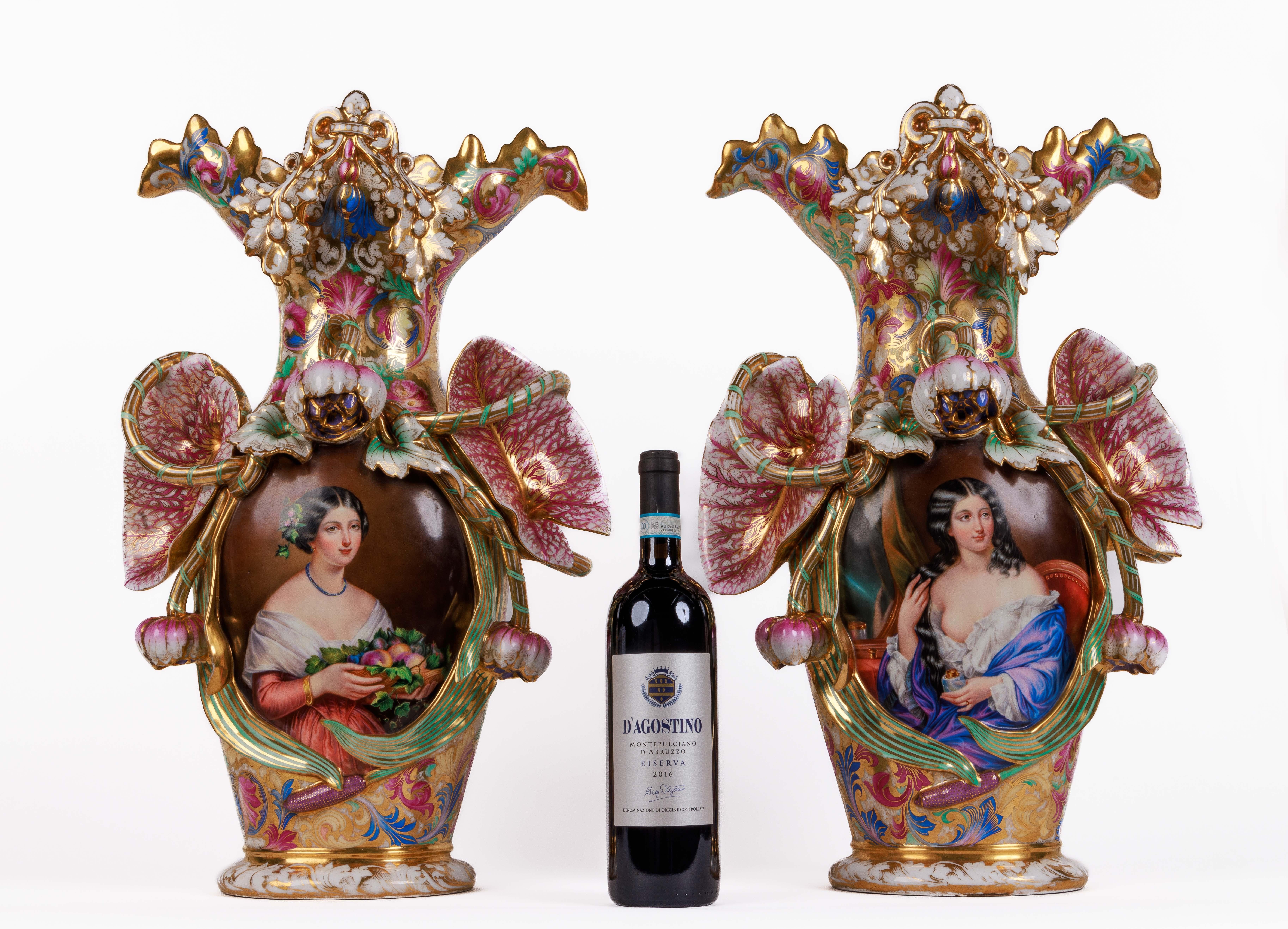 Une paire monumentale et magistrale de vases en porcelaine française de Paris peints à la main, vers 1860.

Ces vases de qualité muséale sont d'une extrême finesse. (Avec des portraits de femmes peints à la main, et un grand décor floral appliqué,
