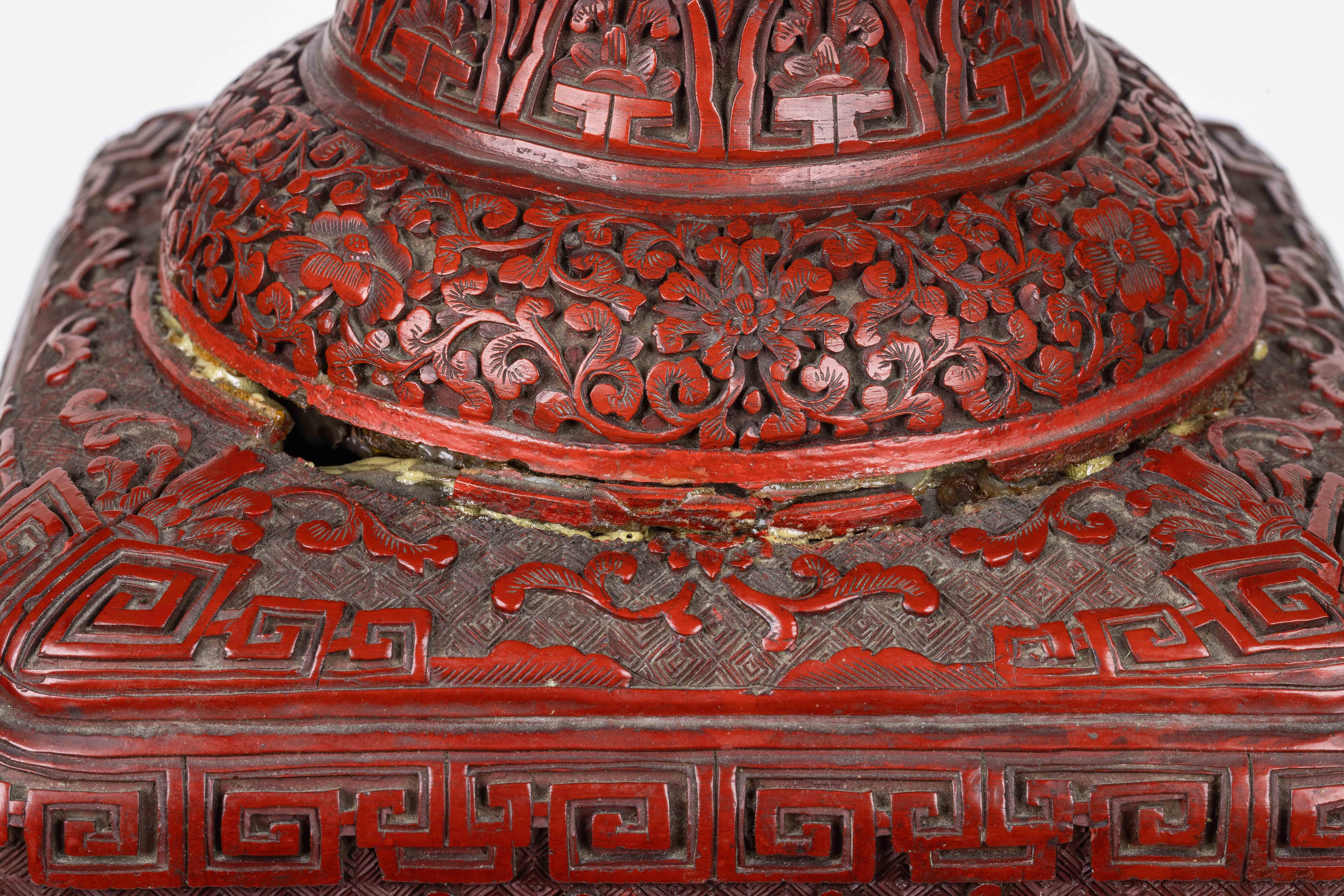 Monumentales und seltenes Paar chinesischer geschnitzter Cinnabar-Lackvasen, Qianlong im Angebot 14