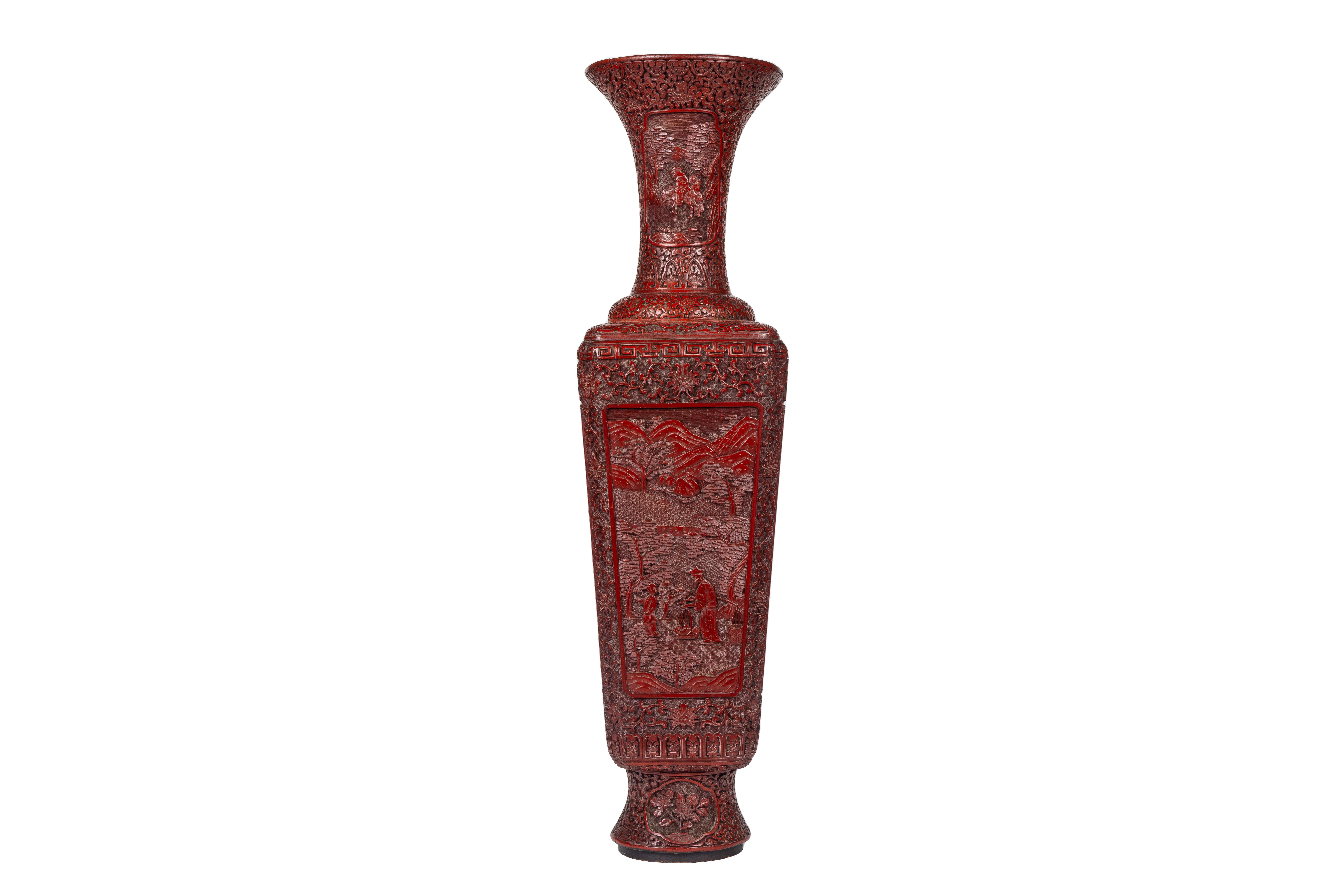 Wir stellen Ihnen ein außergewöhnliches und äußerst seltenes Paar chinesischer Lackvasen mit Zinnoberschnitzerei aus der Qianlong-Periode vor. Diese monumentalen Vasen sind prächtige Beispiele chinesischer Handwerkskunst und künstlerischer Finesse.