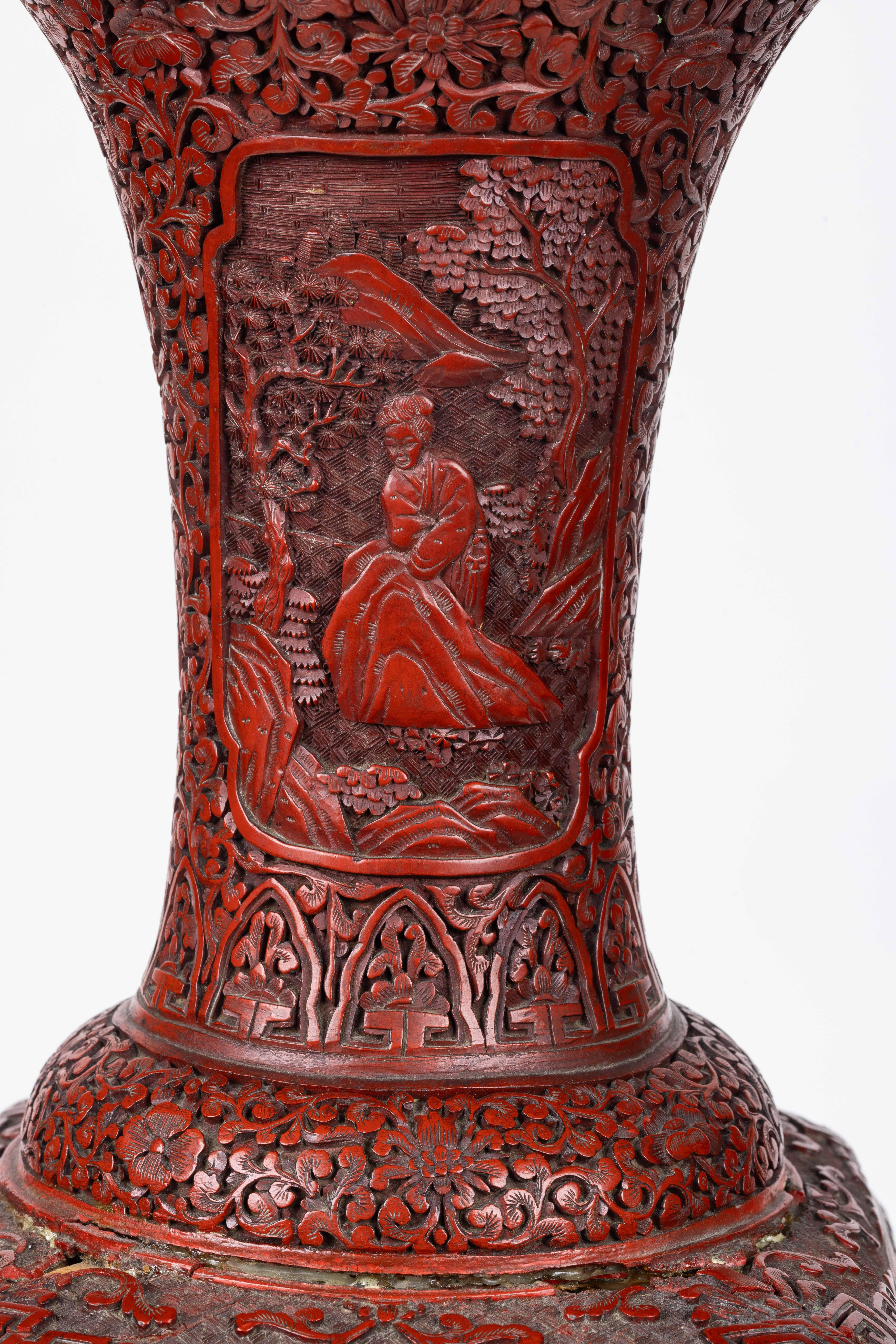 Monumentales und seltenes Paar chinesischer geschnitzter Cinnabar-Lackvasen, Qianlong im Angebot 15