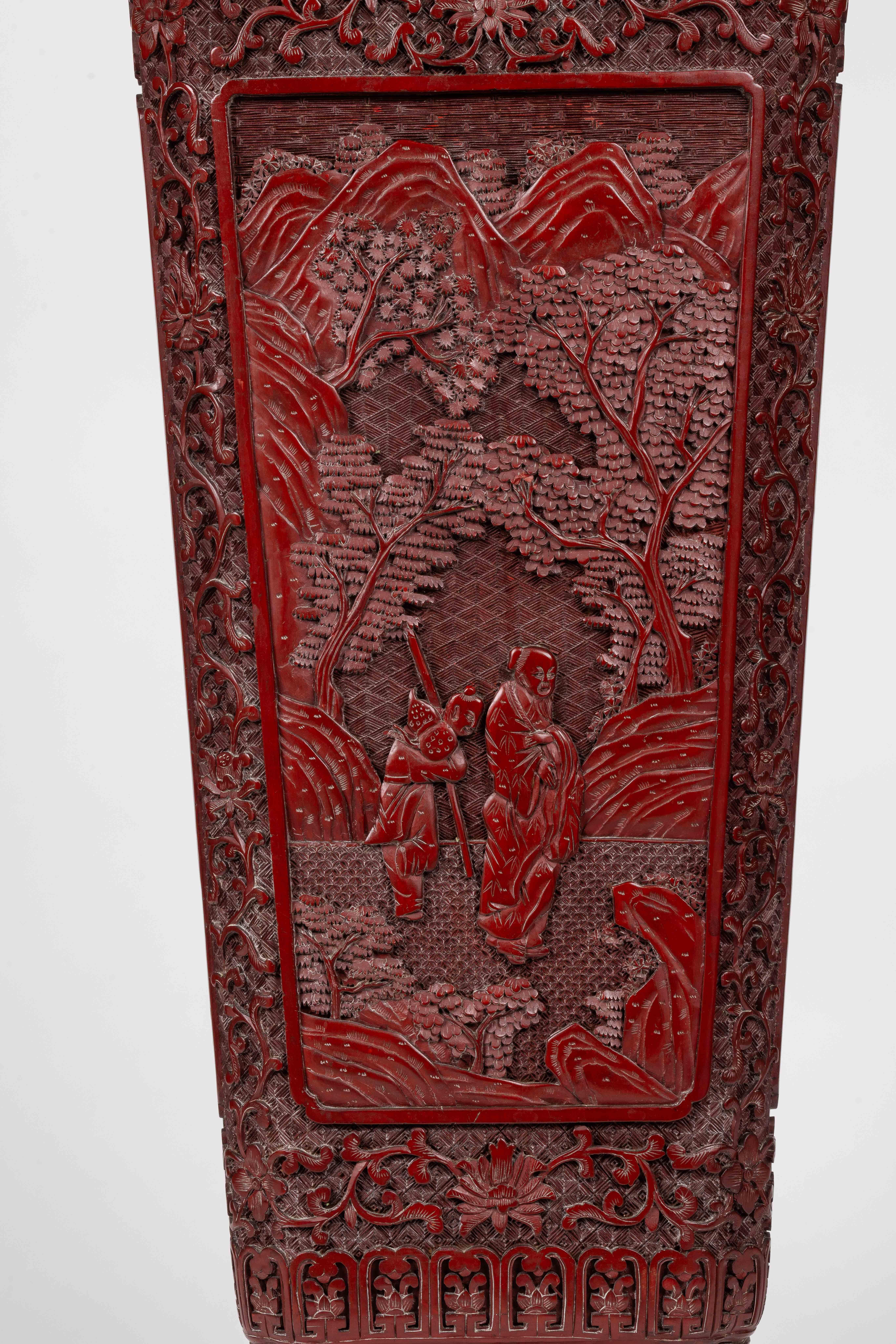 Monumentales und seltenes Paar chinesischer geschnitzter Cinnabar-Lackvasen, Qianlong (Chinesisch) im Angebot