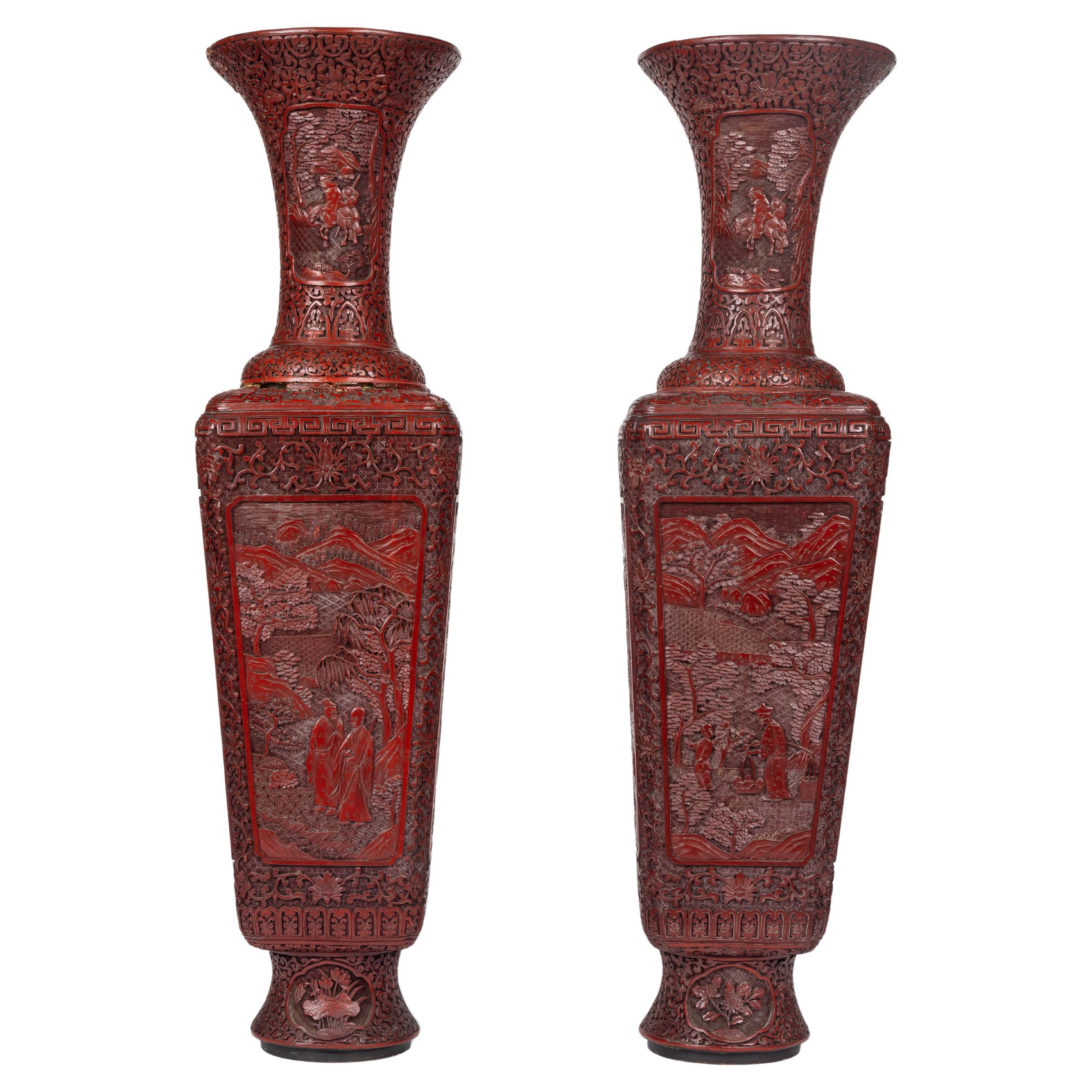 Monumentales und seltenes Paar chinesischer geschnitzter Cinnabar-Lackvasen, Qianlong im Angebot
