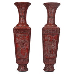 Paire de vases monumentaux et rares en laque sculptée chinoise Cinnabar, Qianlong