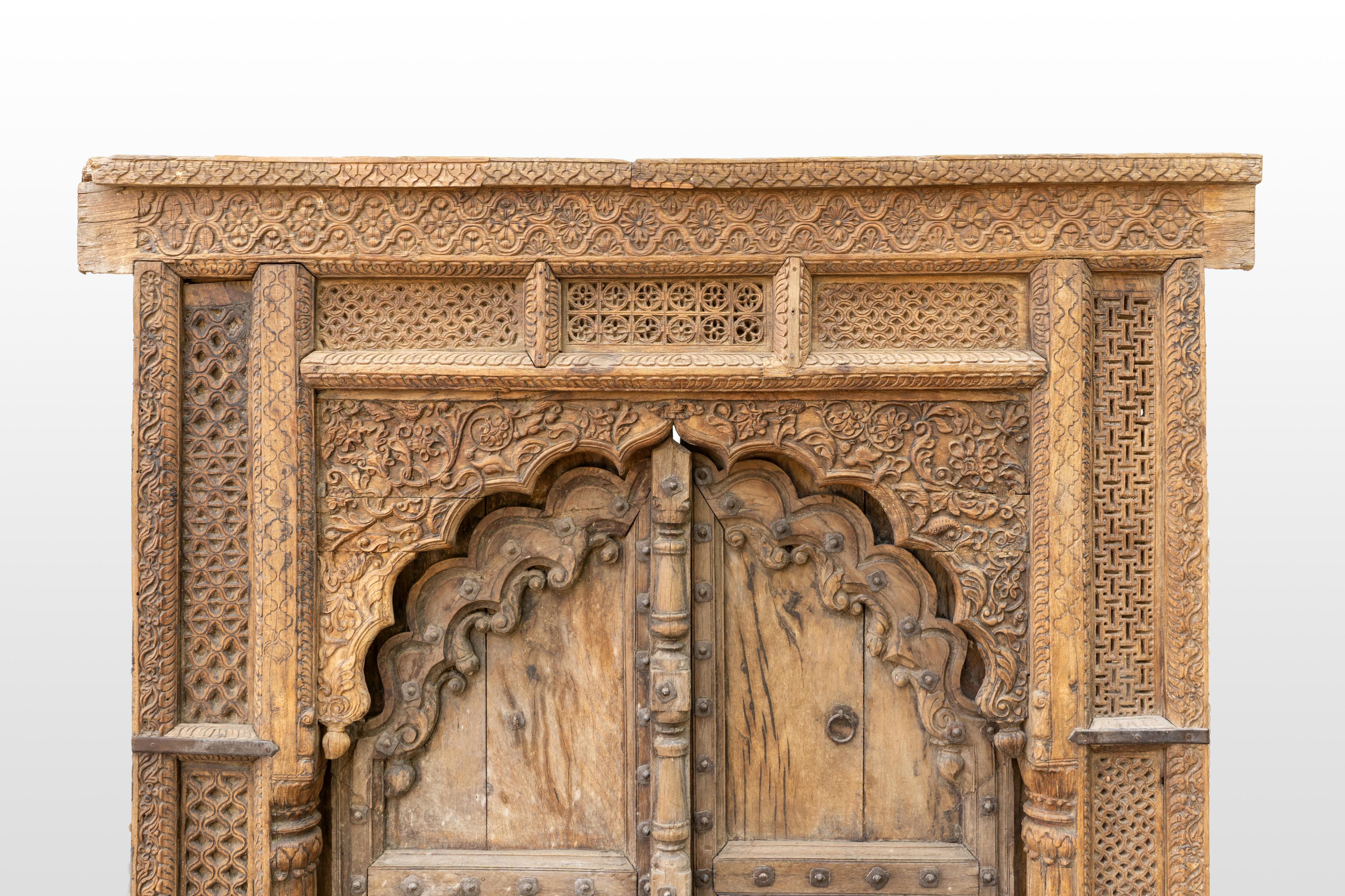 Una monumental puerta india antigua siglo XX