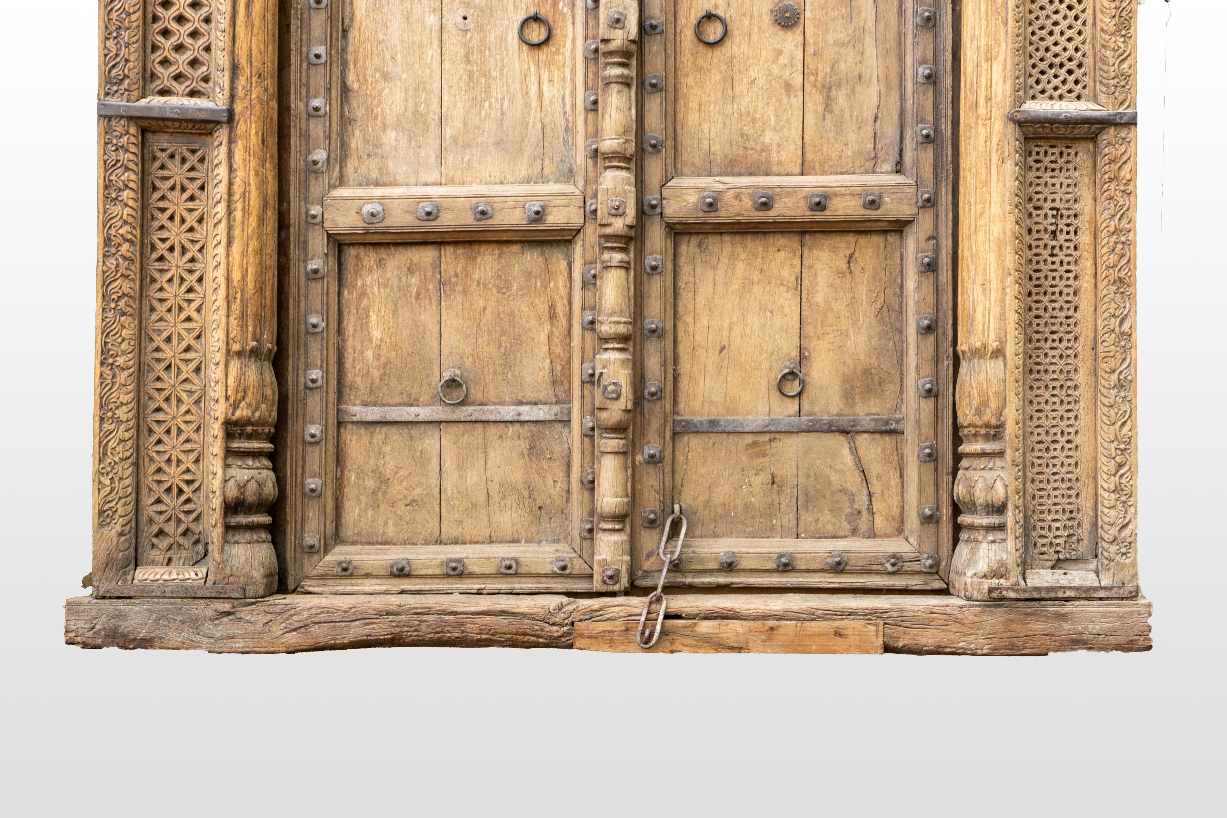 Una monumental puerta india antigua Madera dura