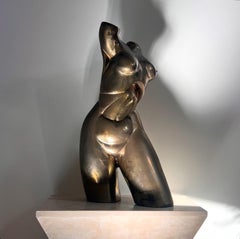 Una monumental escultura de bronce de Somchai de un desnudo femenino, hacia 1970