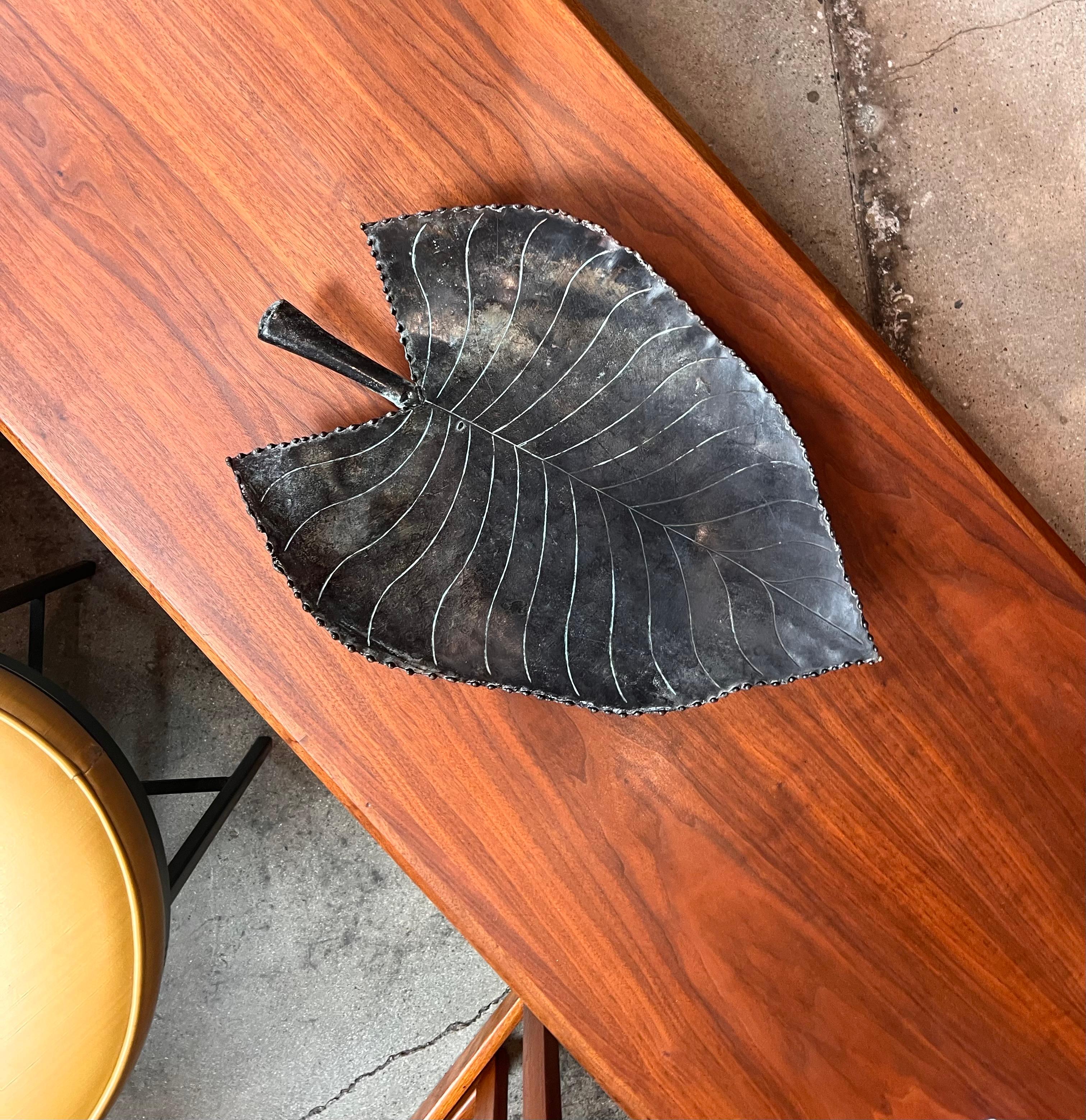 Gran centro de mesa/plato brutalista hecho a mano en metal y con un sutil verdín, en forma de hoja, probablemente de finales del siglo XX. Una pieza única e impresionante que elevará cualquier interior. 