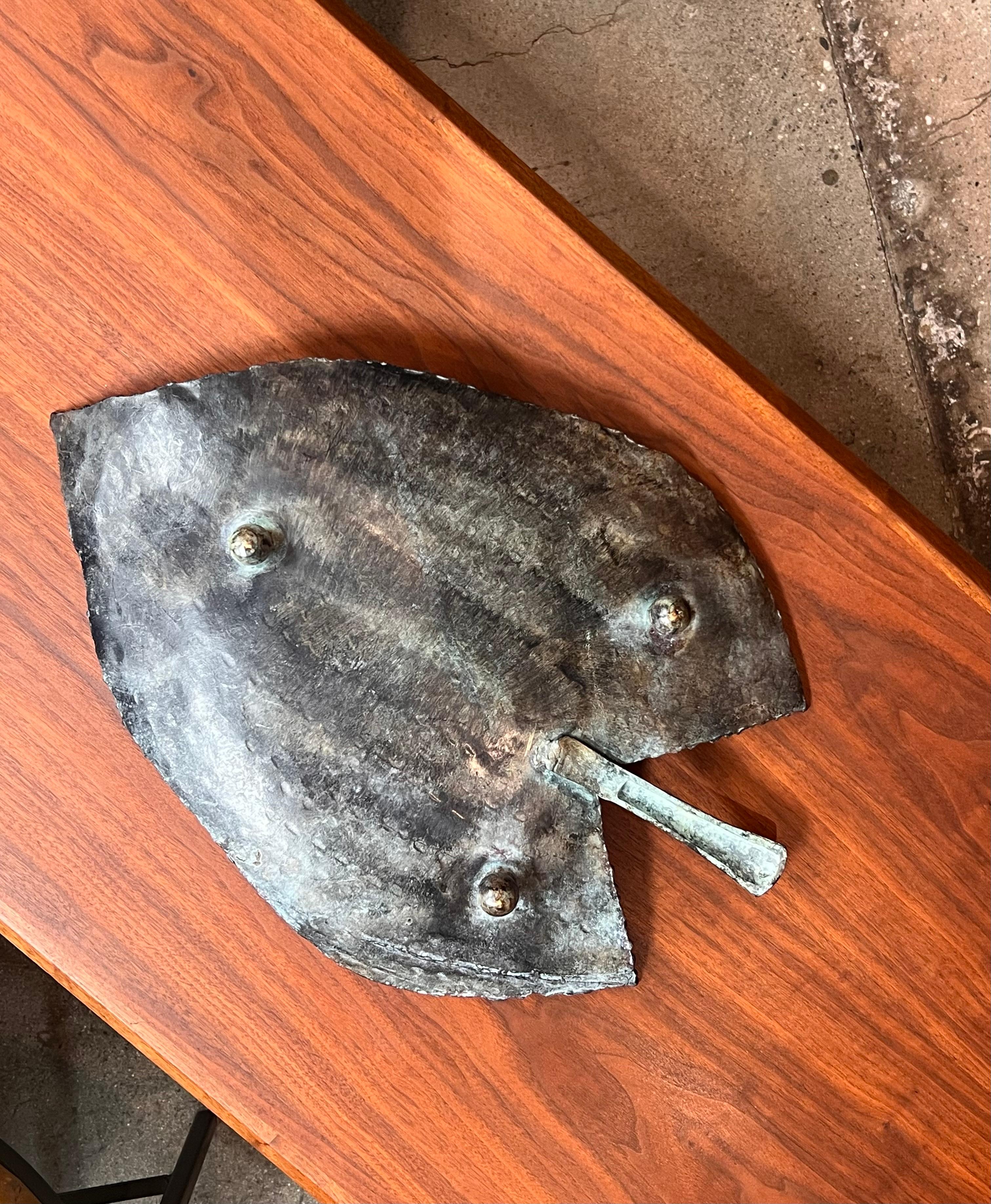 Un monumental centro de mesa brutalista de hojas de hierro, siglo XX Desconocido en venta