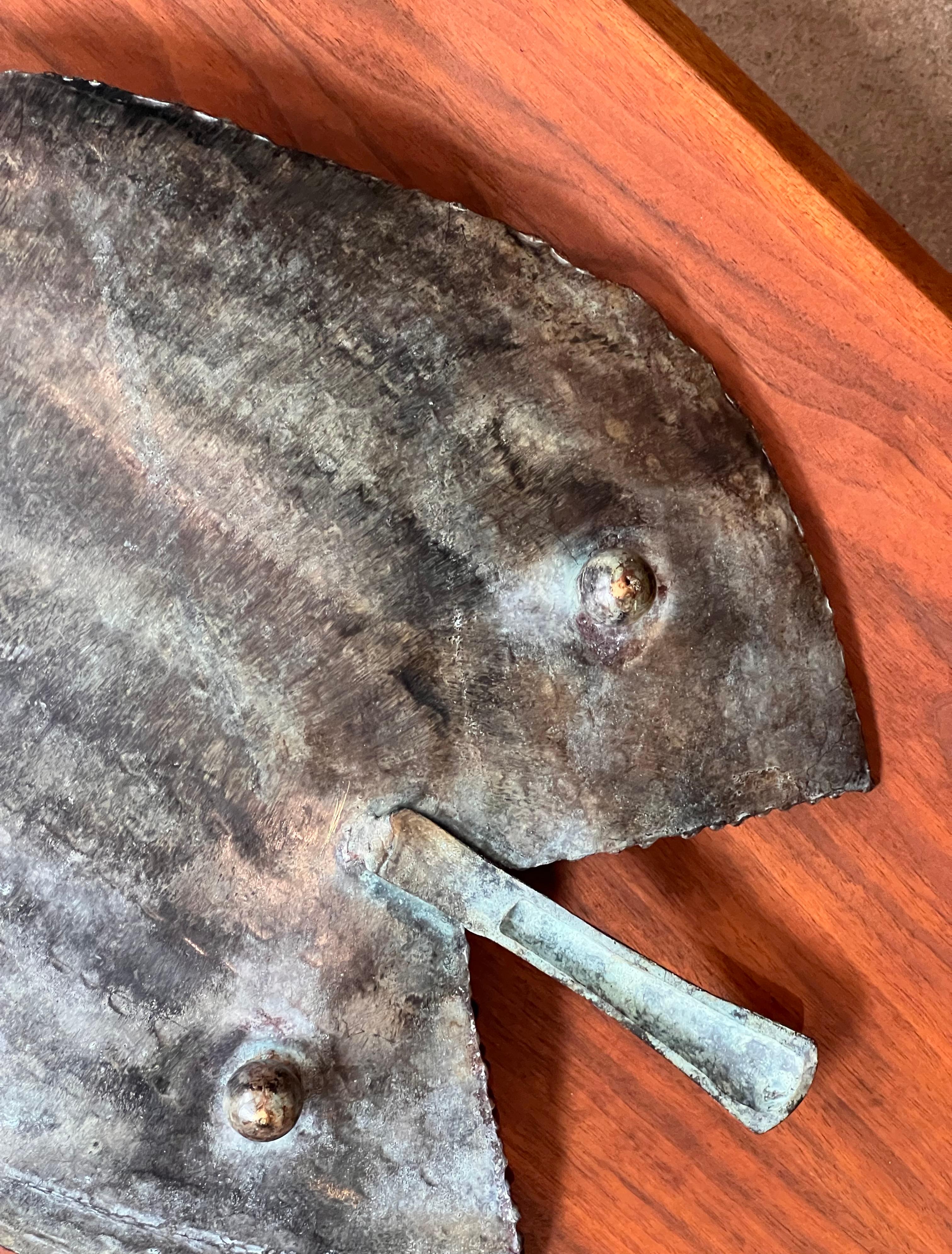 Un monumental centro de mesa brutalista de hojas de hierro, siglo XX Hecho a mano en venta