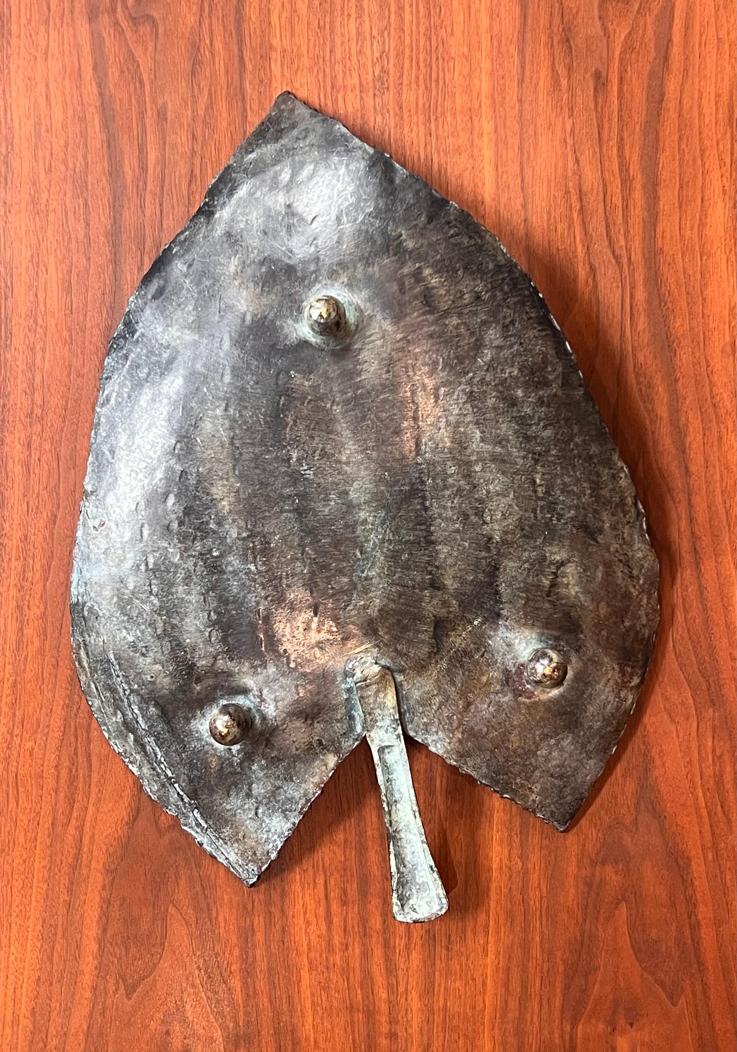 Un monumental centro de mesa brutalista de hojas de hierro, siglo XX en venta 1
