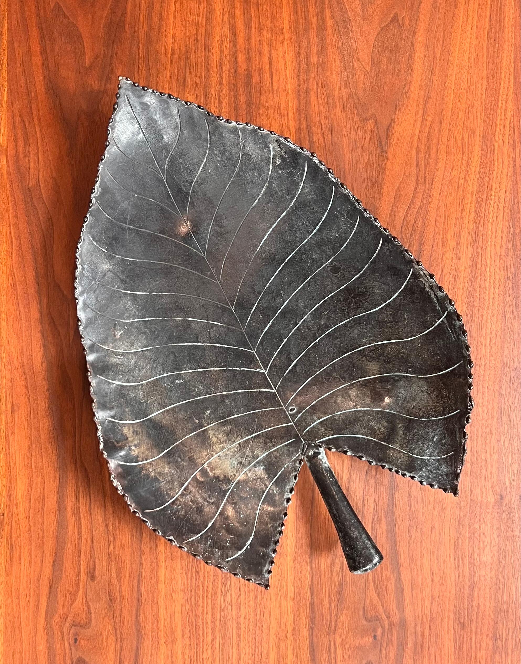 Un monumental centro de mesa brutalista de hojas de hierro, siglo XX en venta 2