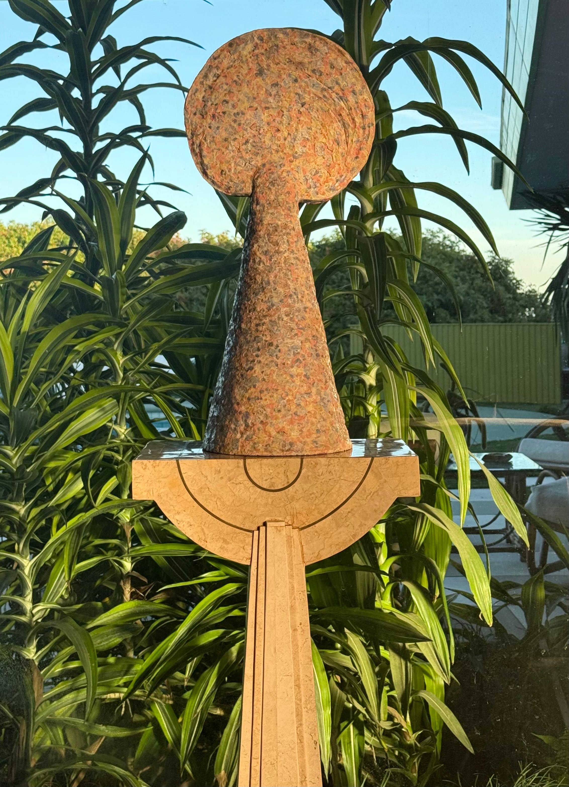 Eine monumentale Keramikskulptur der interdisziplinären Künstlerin Rachel Rosenthal, Ende des 20. In gedämpften Tönen von Bubblegum, Azur und Highlighter-Gelb. Ein Stück, das zugleich postmodern und primitiv in seiner Sensibilität ist. Verso