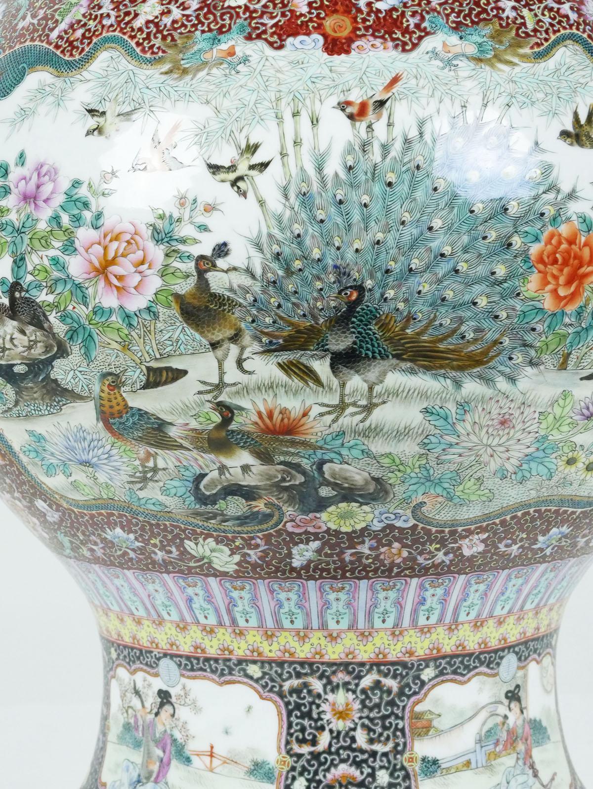 Monumentale chinesische Famille-Rose-Porzellanvase „Peacock“ (Qing-Dynastie) im Angebot