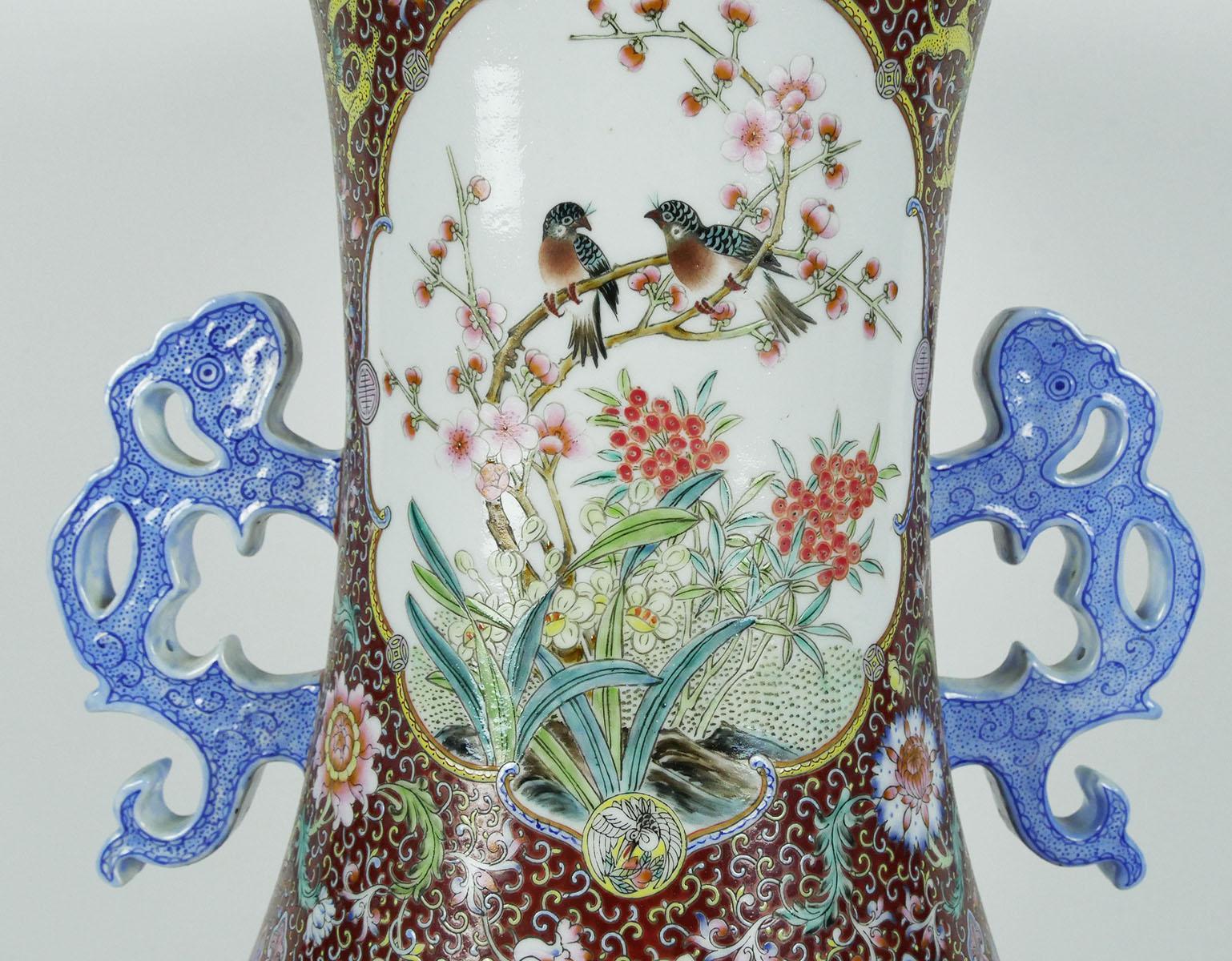 Monumentale chinesische Famille-Rose-Porzellanvase „Peacock“ (Chinesisch) im Angebot