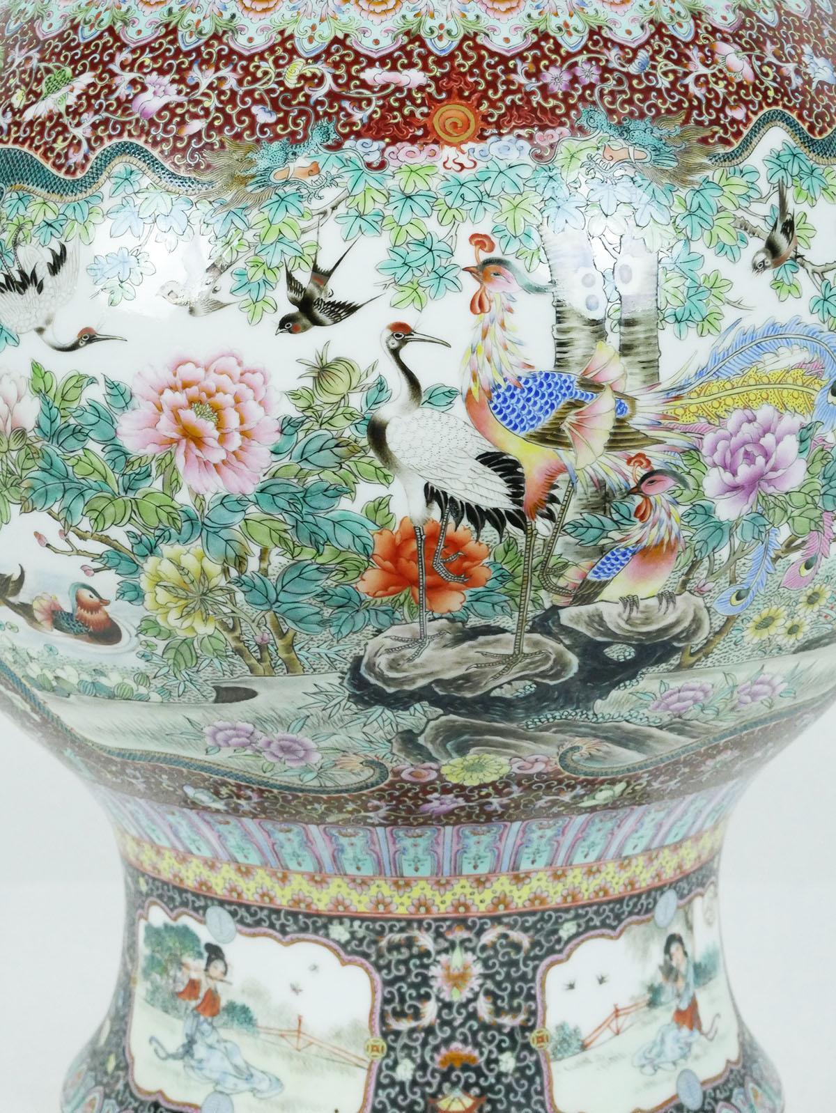 Monumentale chinesische Famille-Rose-Porzellanvase „Peacock“ im Zustand „Gut“ im Angebot in New York, NY