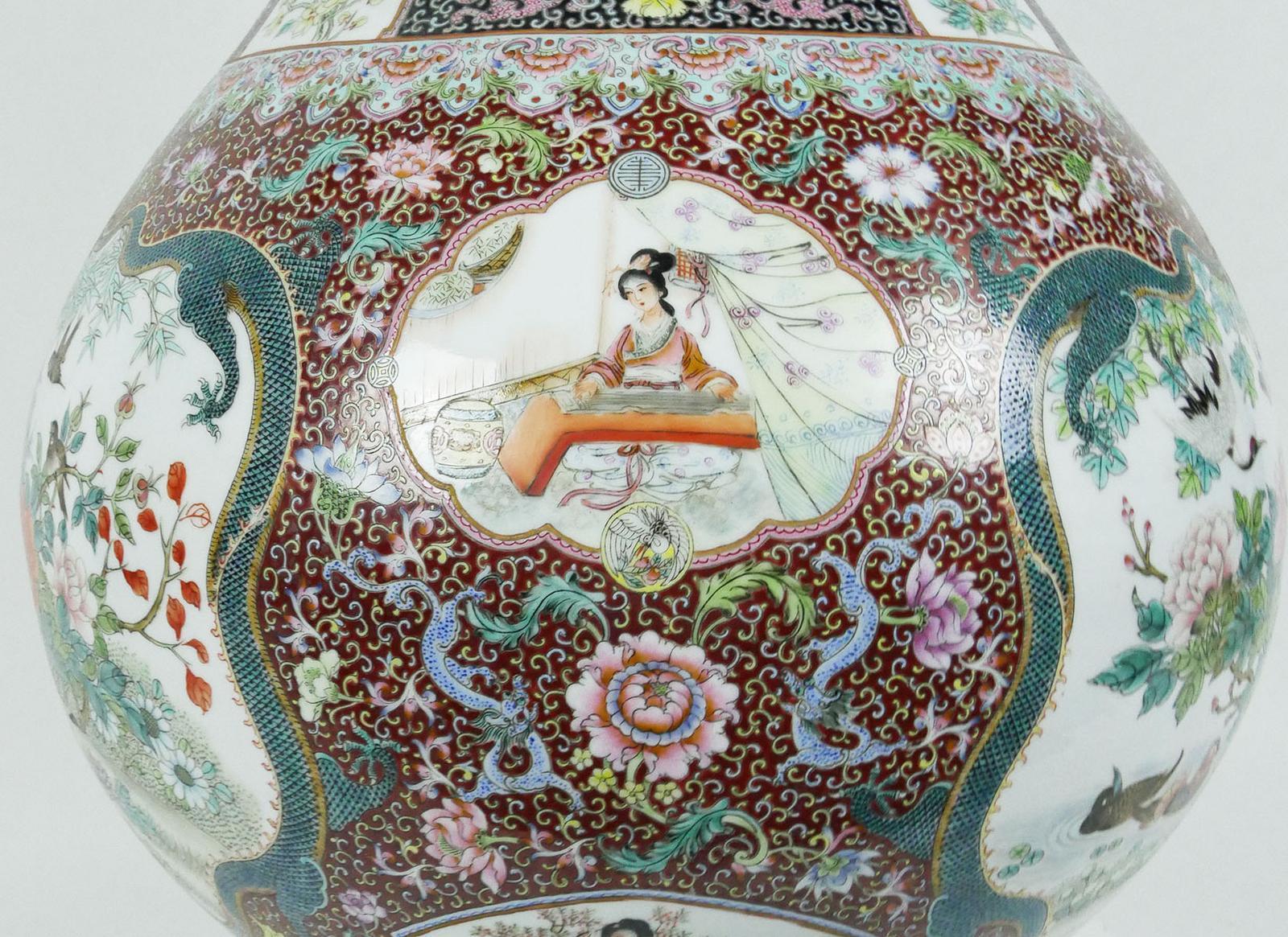 Monumentale chinesische Famille-Rose-Porzellanvase „Peacock“ (20. Jahrhundert) im Angebot