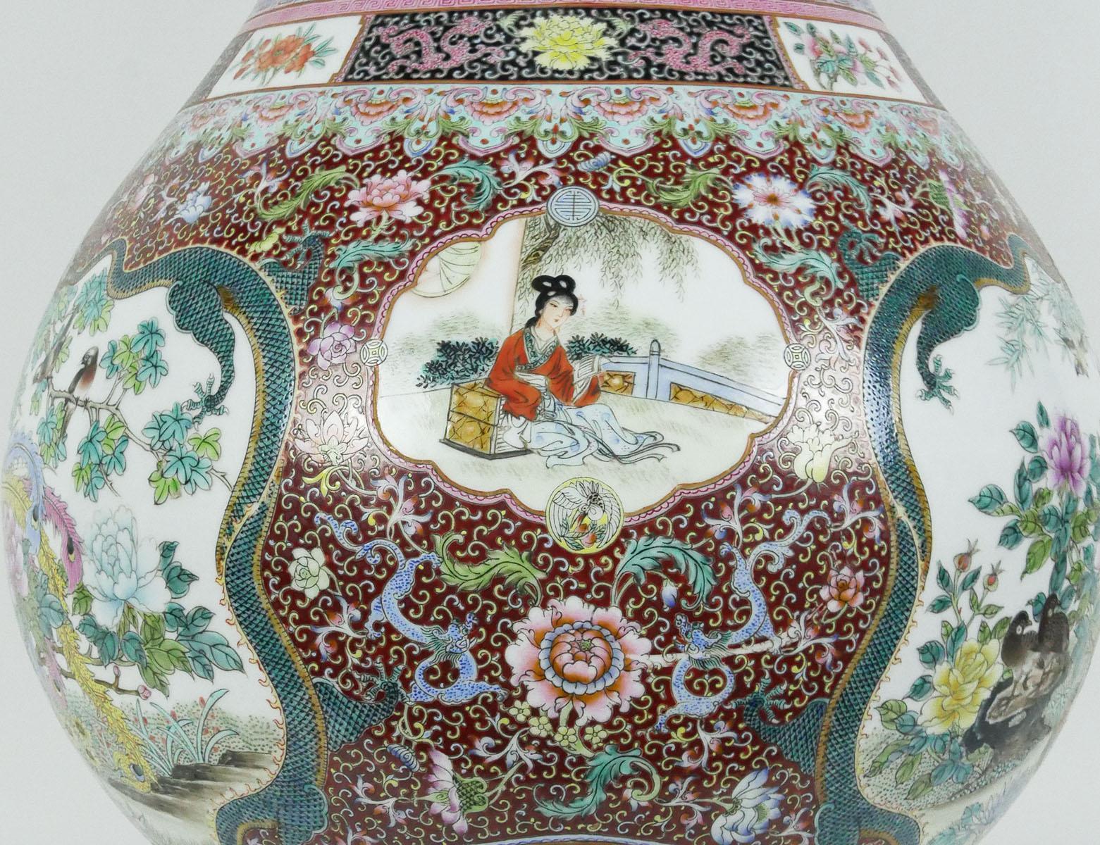 Monumentale chinesische Famille-Rose-Porzellanvase „Peacock“ im Angebot 1