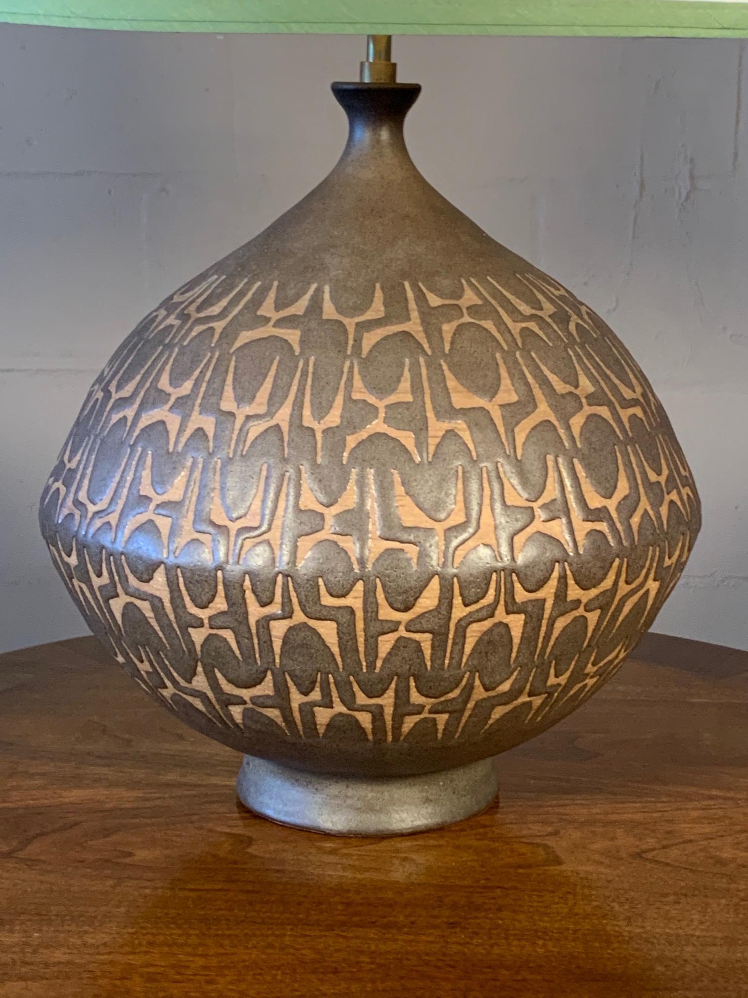 Une lampe monumentale et lourde en céramique de Clyde Burt, signée à l'intérieur, vers les années 1960.