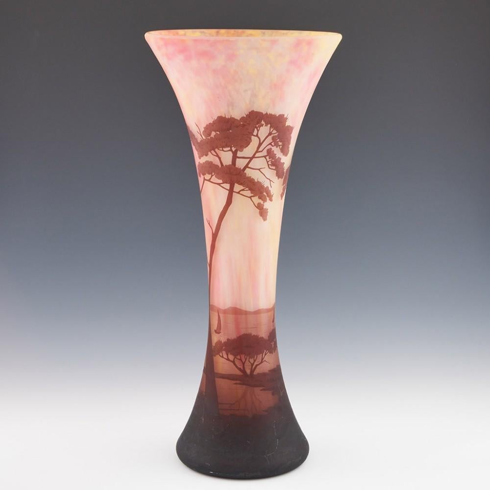 Francese Vaso monumentale Daum con paesaggio, c1905 in vendita