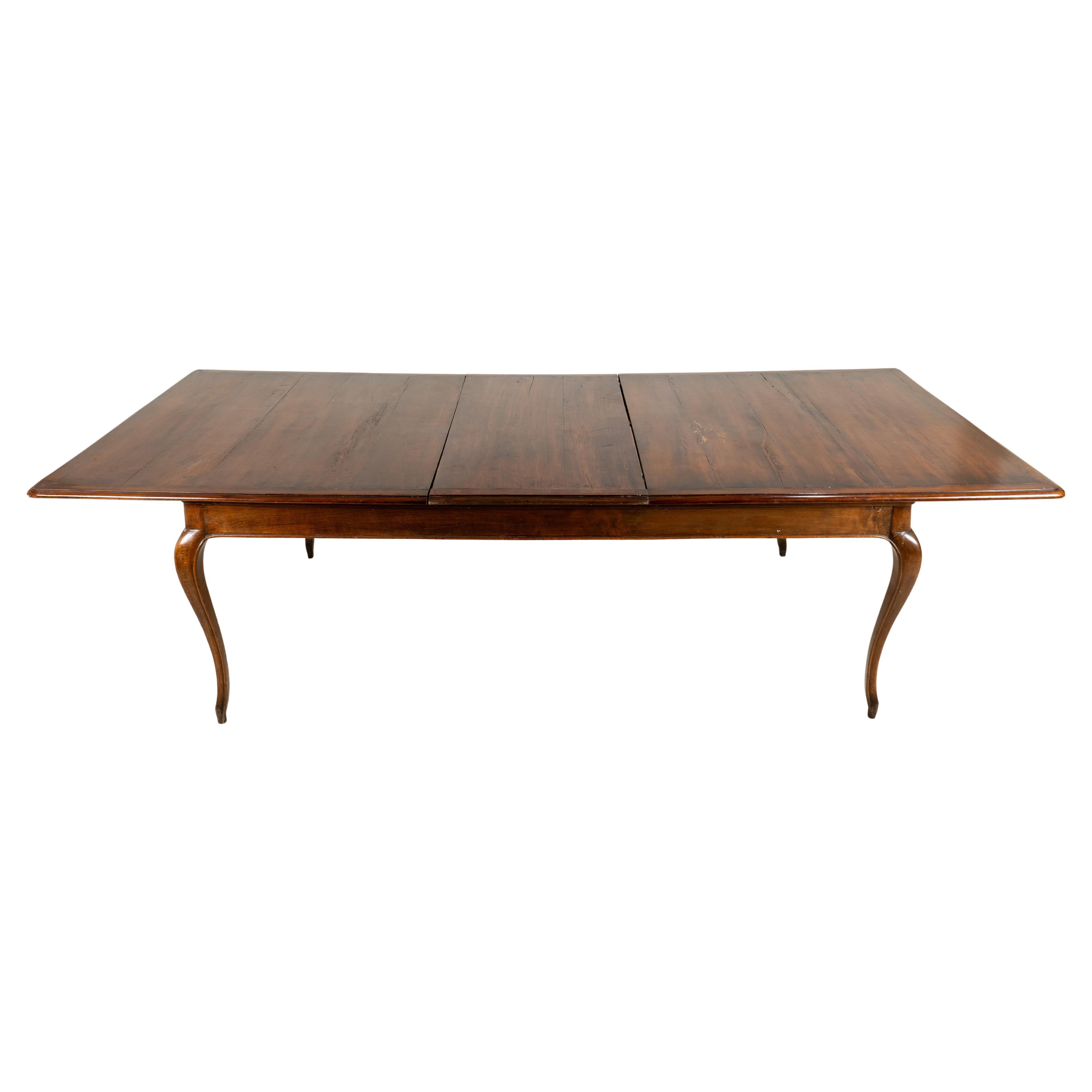 Cette table de récolte française monumentale de 13 pieds de long incarne l'élégance et la fonctionnalité du design provincial français du XIXe siècle. Fabriquée en bois de peuplier riche et massif, la vaste surface de la table met en valeur la