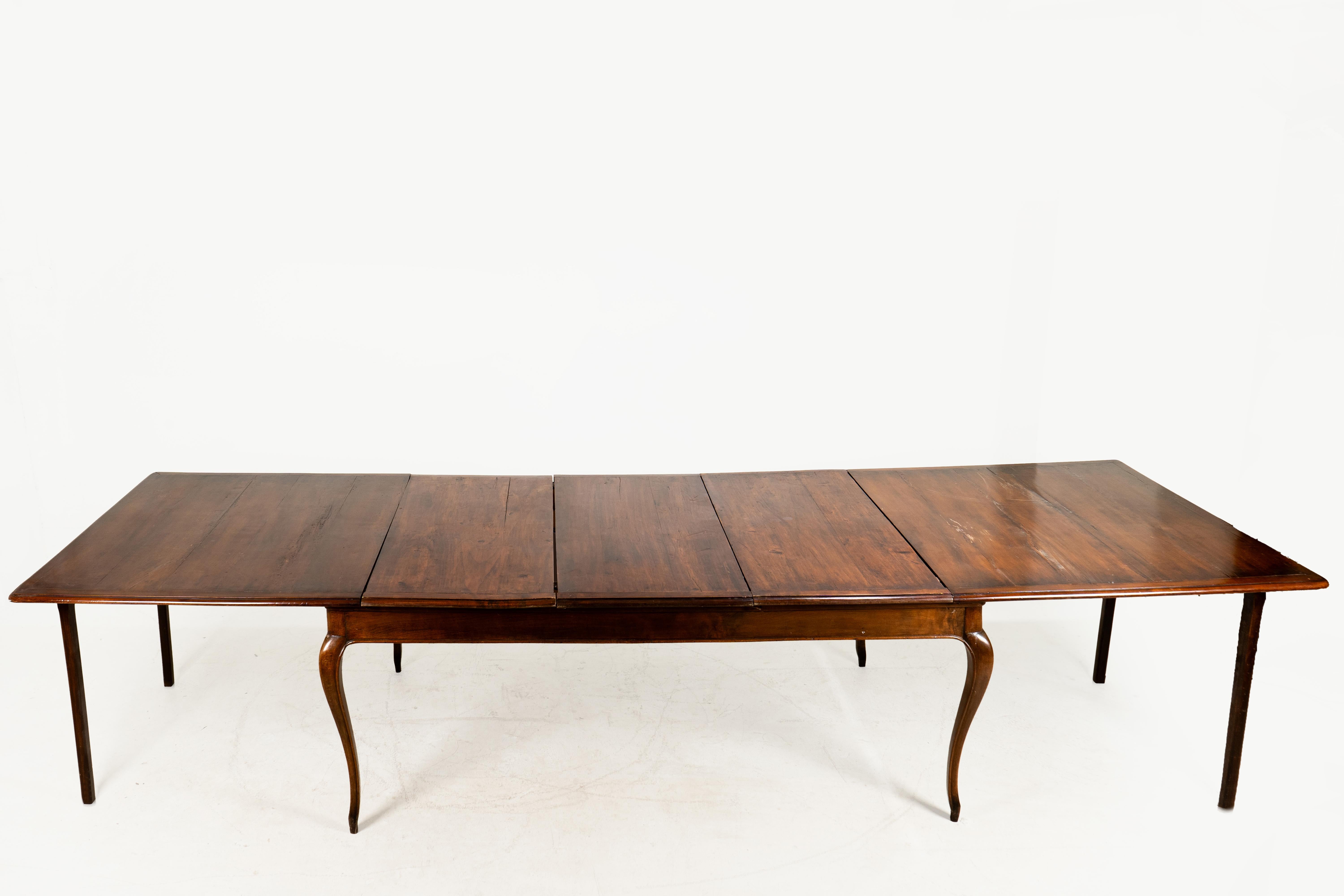 Table de salle à manger monumentale Bon état - En vente à Chicago, IL