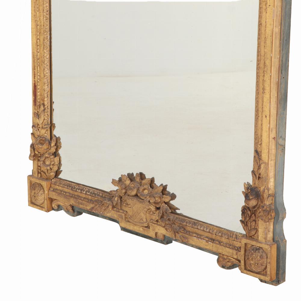 Un monumentale specchio francese in stile Luigi XVI con ornamento in legno dorato, C.C. 1850. In condizioni buone in vendita a Philadelphia, PA