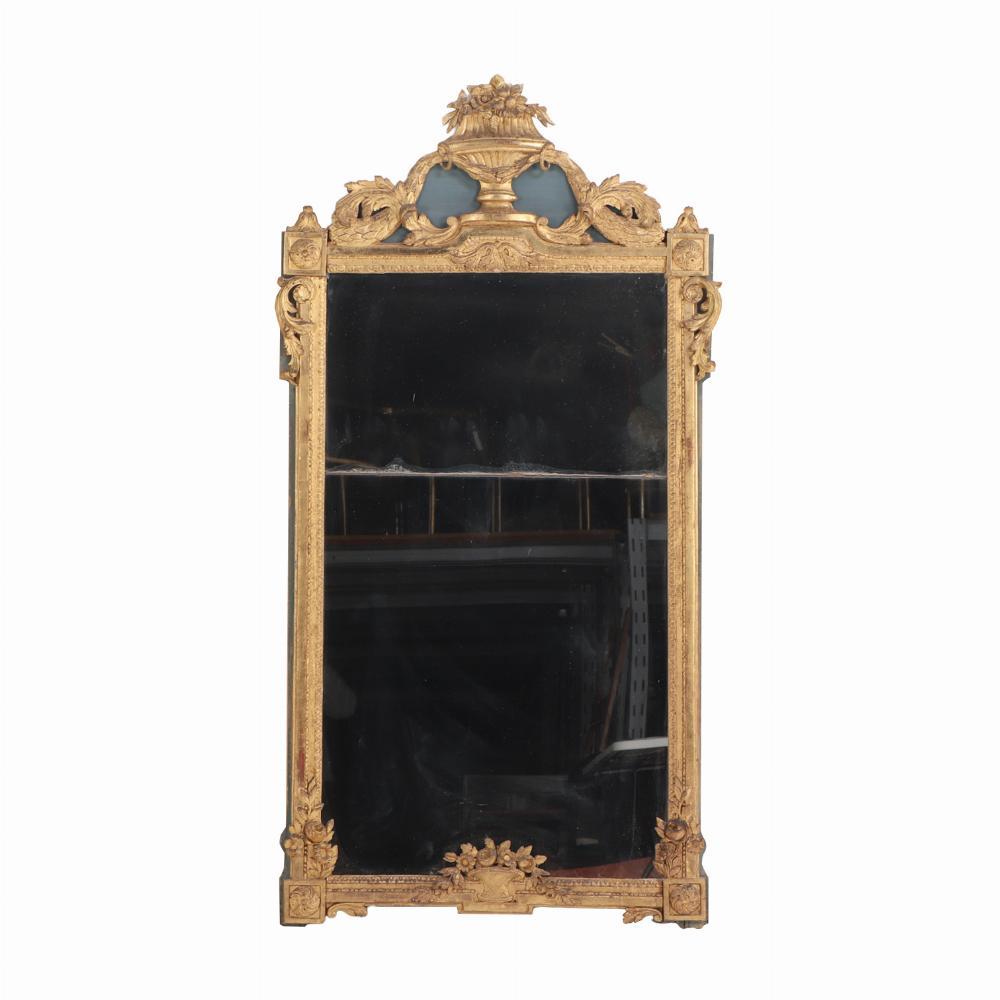 XIX secolo Un monumentale specchio francese in stile Luigi XVI con ornamento in legno dorato, C.C. 1850. in vendita