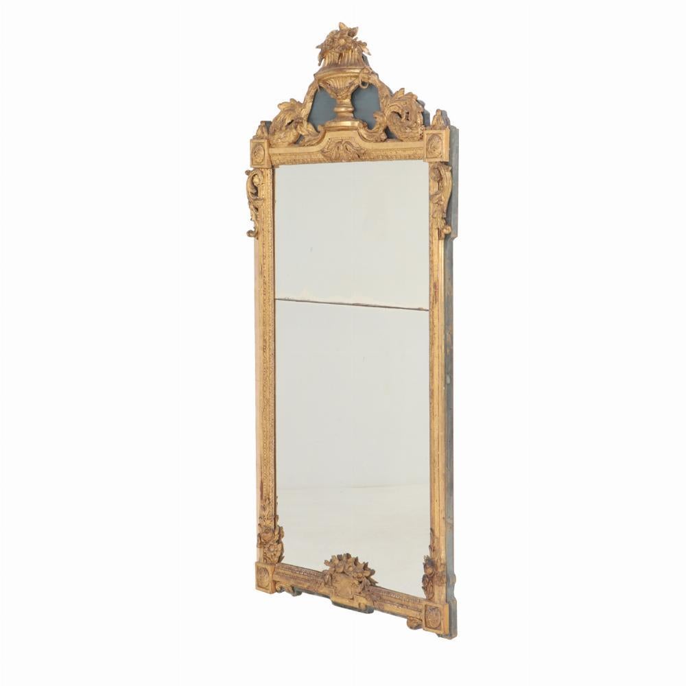 Specchio Un monumentale specchio francese in stile Luigi XVI con ornamento in legno dorato, C.C. 1850. in vendita