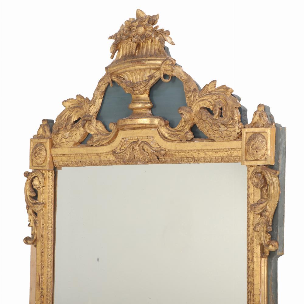 Un monumentale specchio francese in stile Luigi XVI con ornamento in legno dorato, C.C. 1850. in vendita 1
