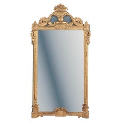 Miroir monumental en bois doré orné de style Louis XVI, vers 1850.