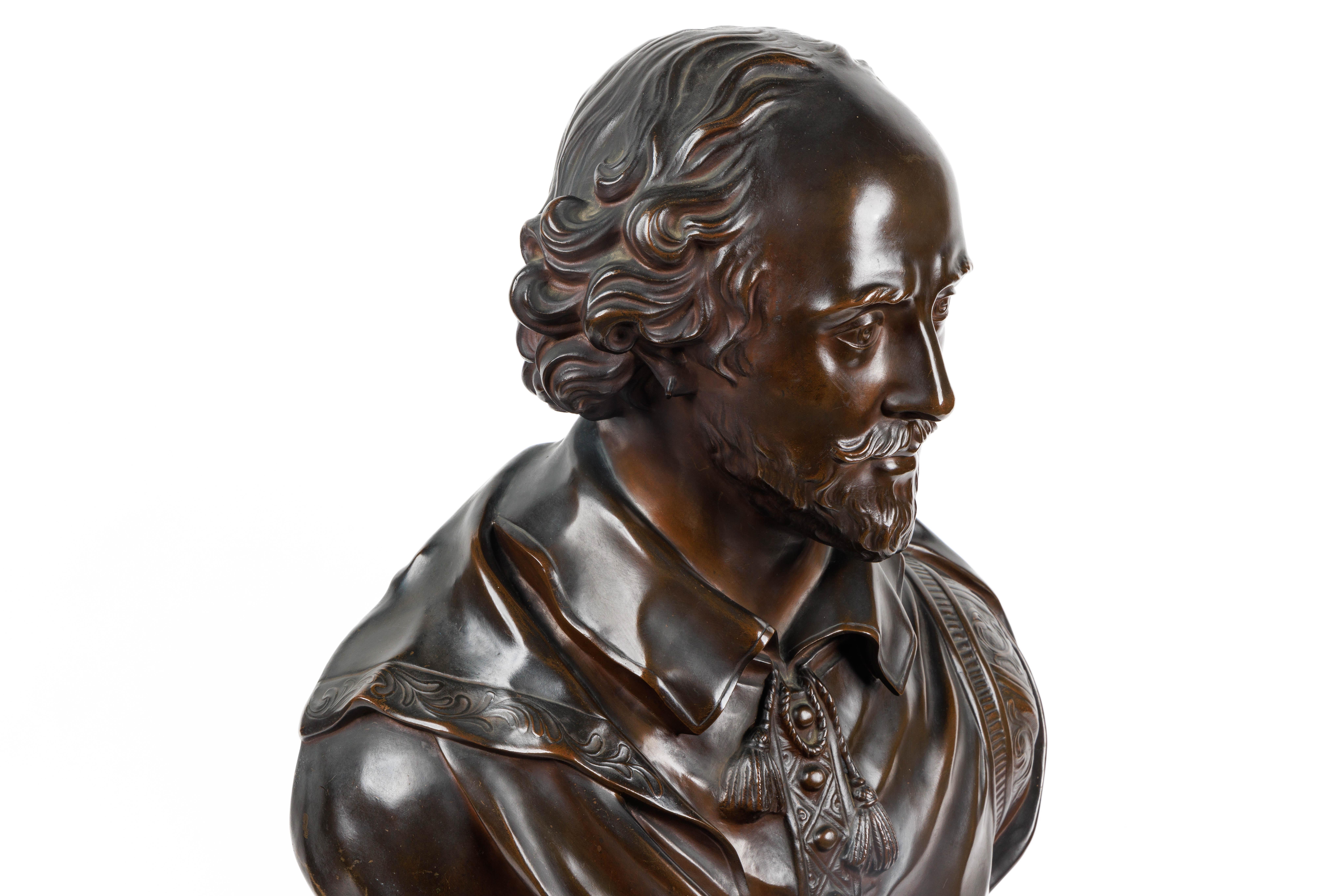 Monumentale französische patinierte Bronzebüste von William Shakespeare aus der Zeit von Houdon, nach Houdon im Angebot 3