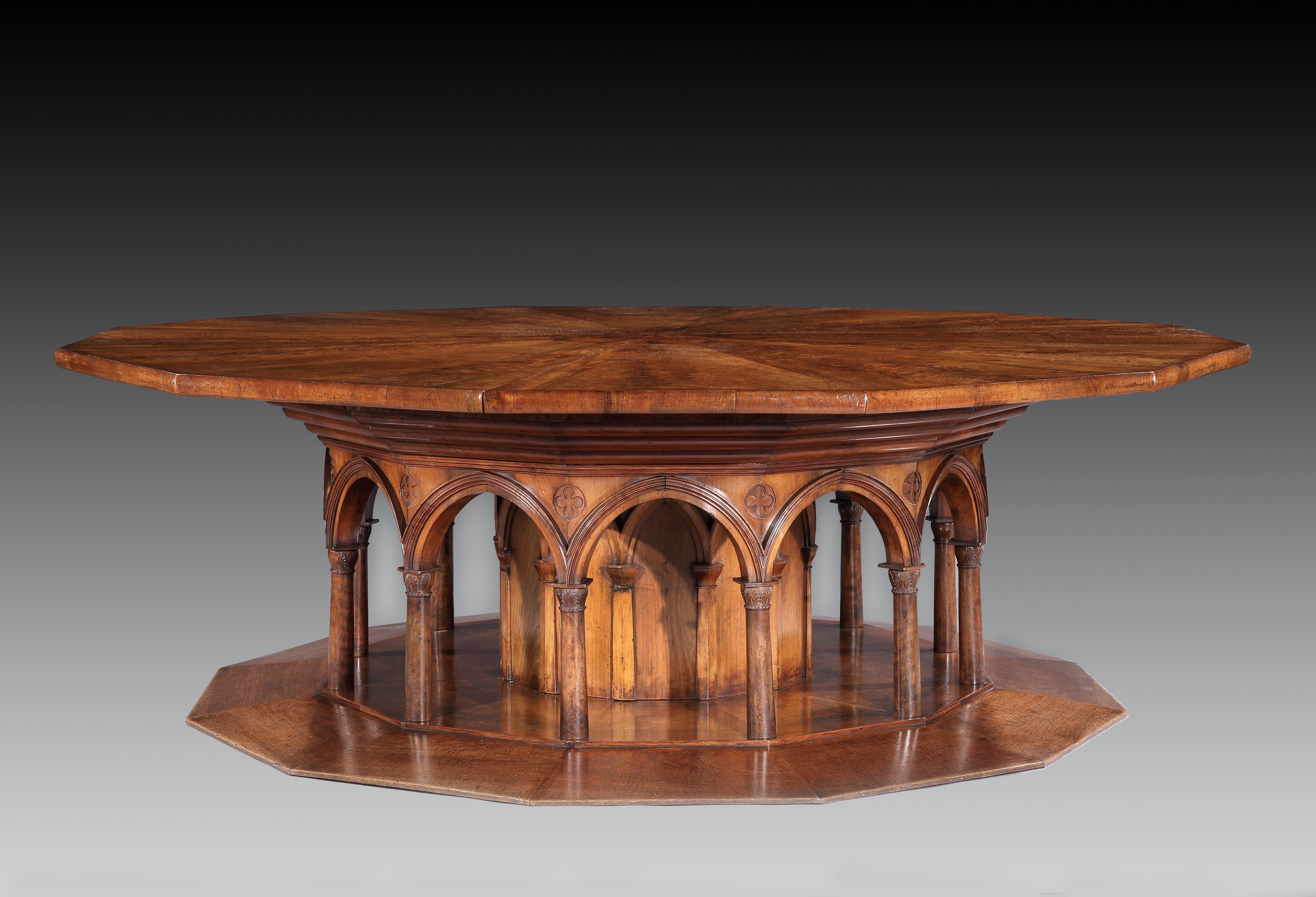 Gothique Monumentale table centrale italienne en acajou en vente