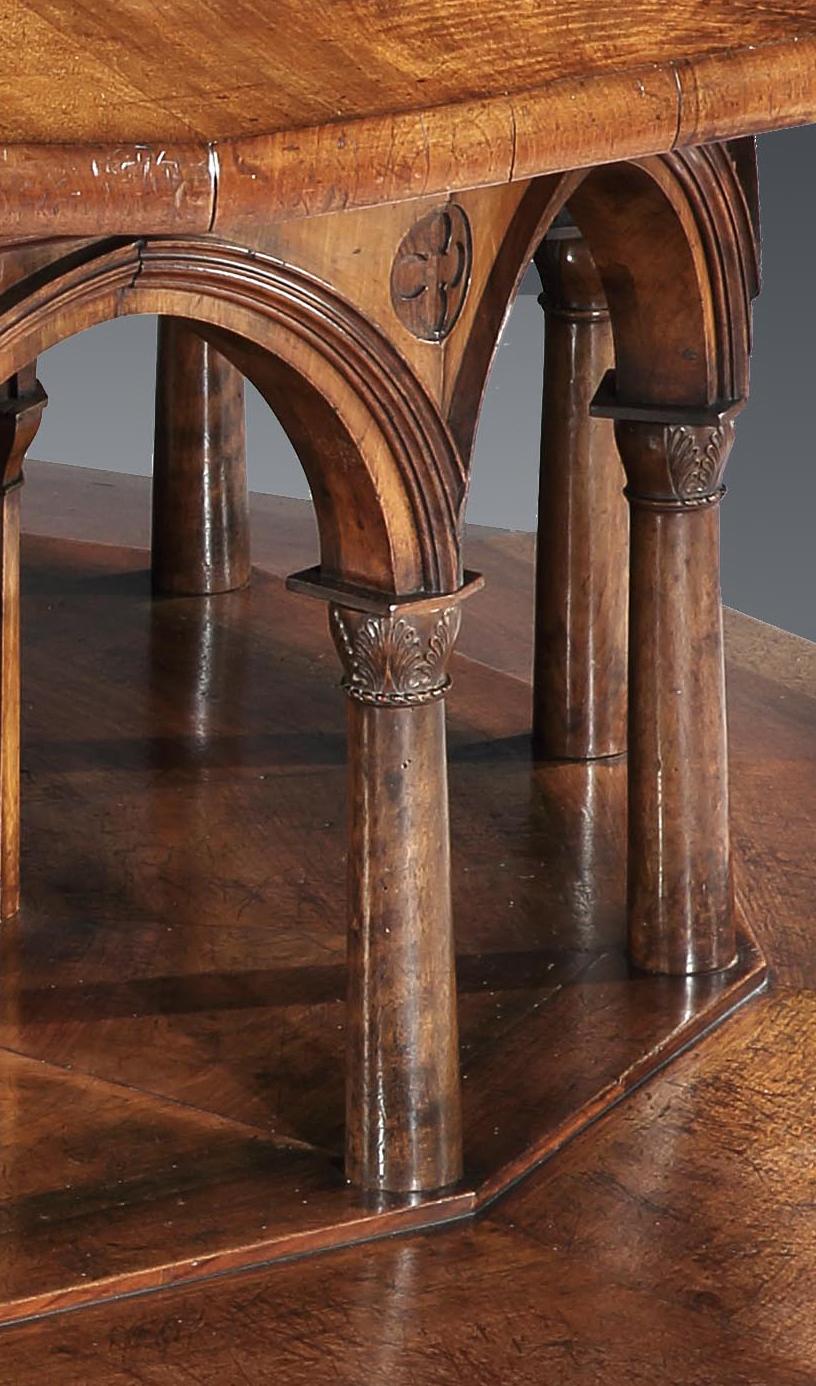 Milieu du XIXe siècle Monumentale table centrale italienne en acajou en vente