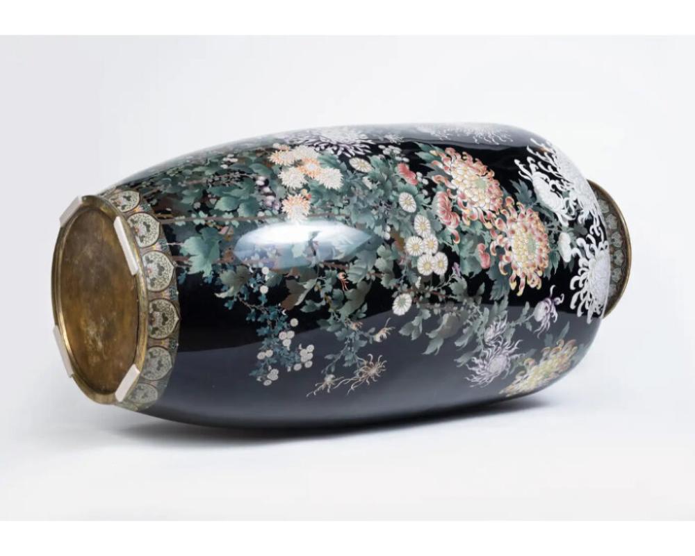Un monumentale vaso giapponese in smalto cloisonne, attribuito a Hayashi Kodenji in vendita 4