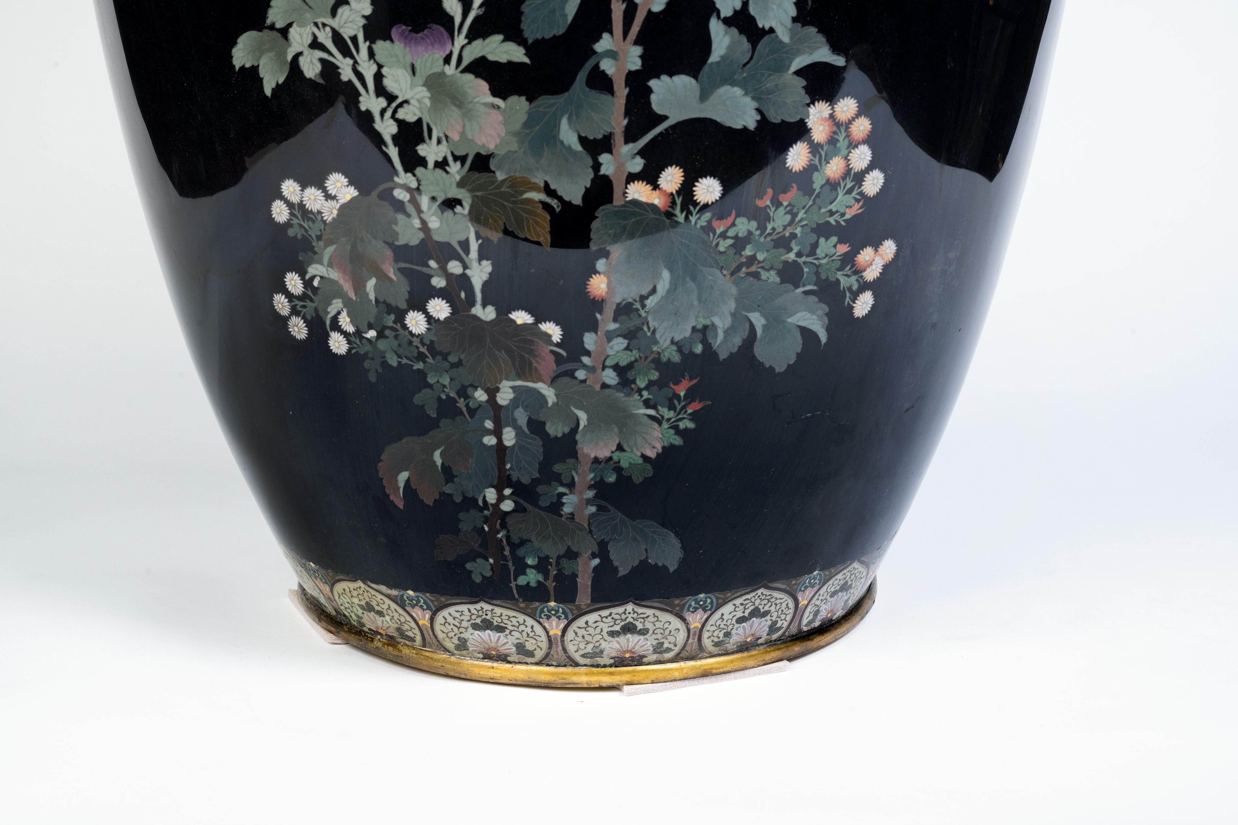 Japonais Vase monumental en émail cloisonné japonais, attribué à Hayashi Kodenji en vente